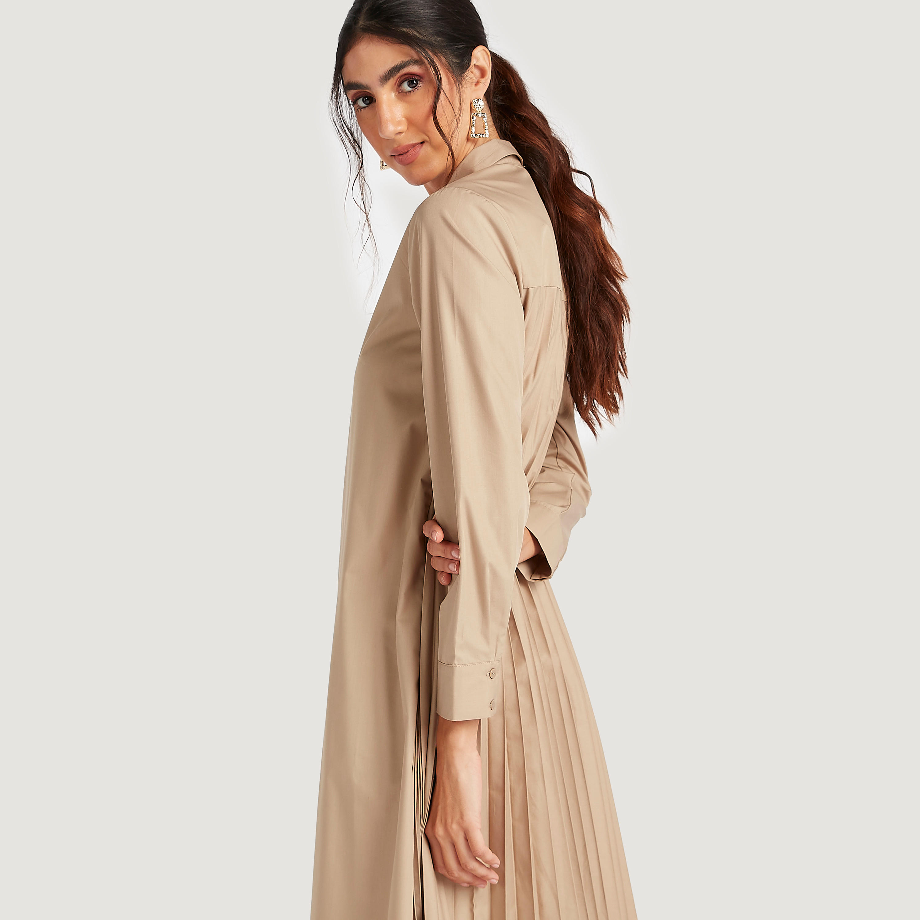 فستان قميص ميدي سادة بأكمام طويلة وتفاصيل ثنايا-women-clothing-dresses-image-1