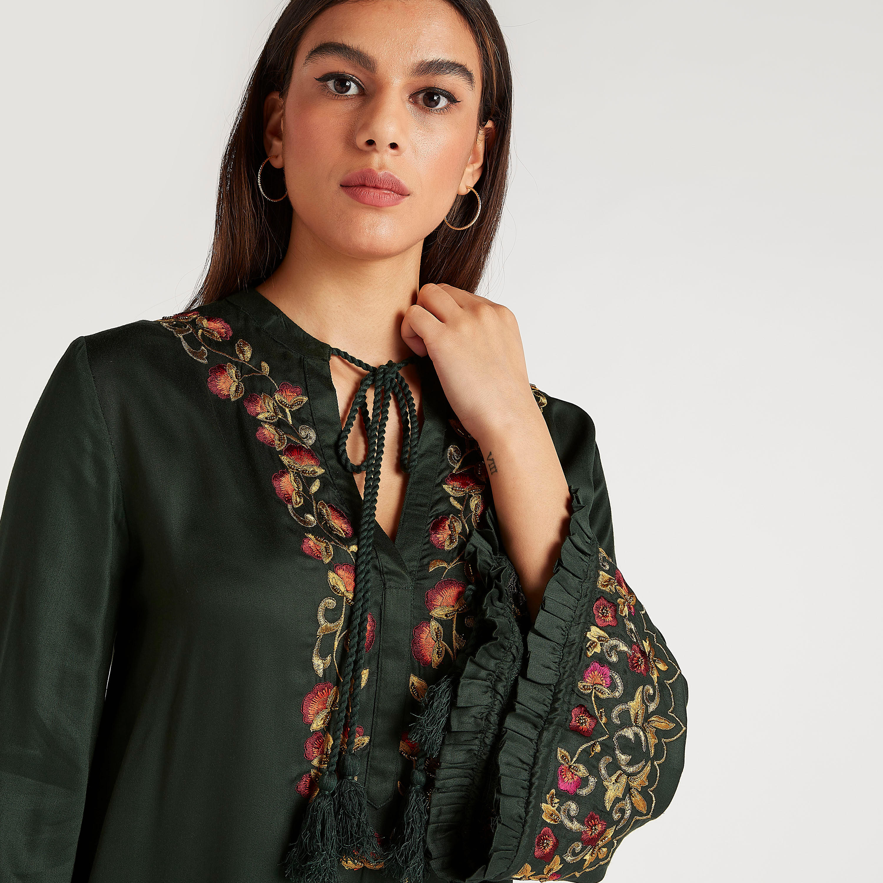 تونيك مطرّز بأكمام واسعة وربطة عنق-women-clothing-shirtsandblouses-blouses-image-7