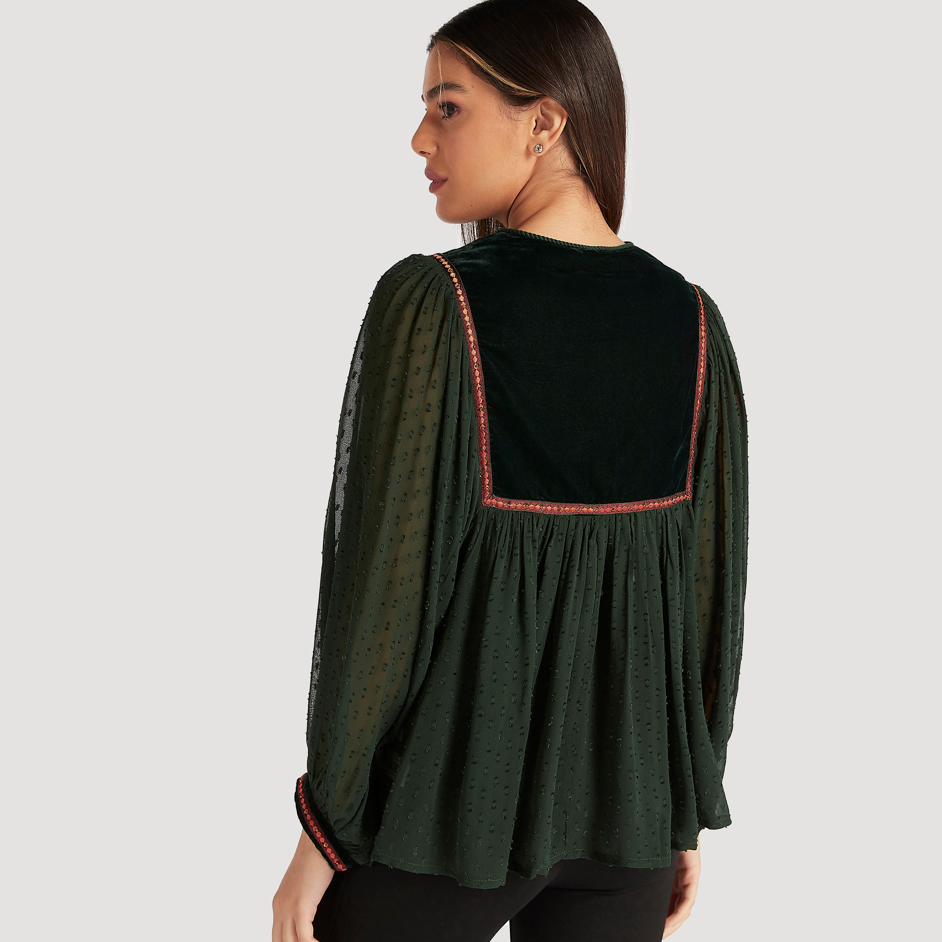 بلوزة مطرزة بأكمام طويلة وياقة برباط-women-clothing-shirtsandblouses-blouses-image-4