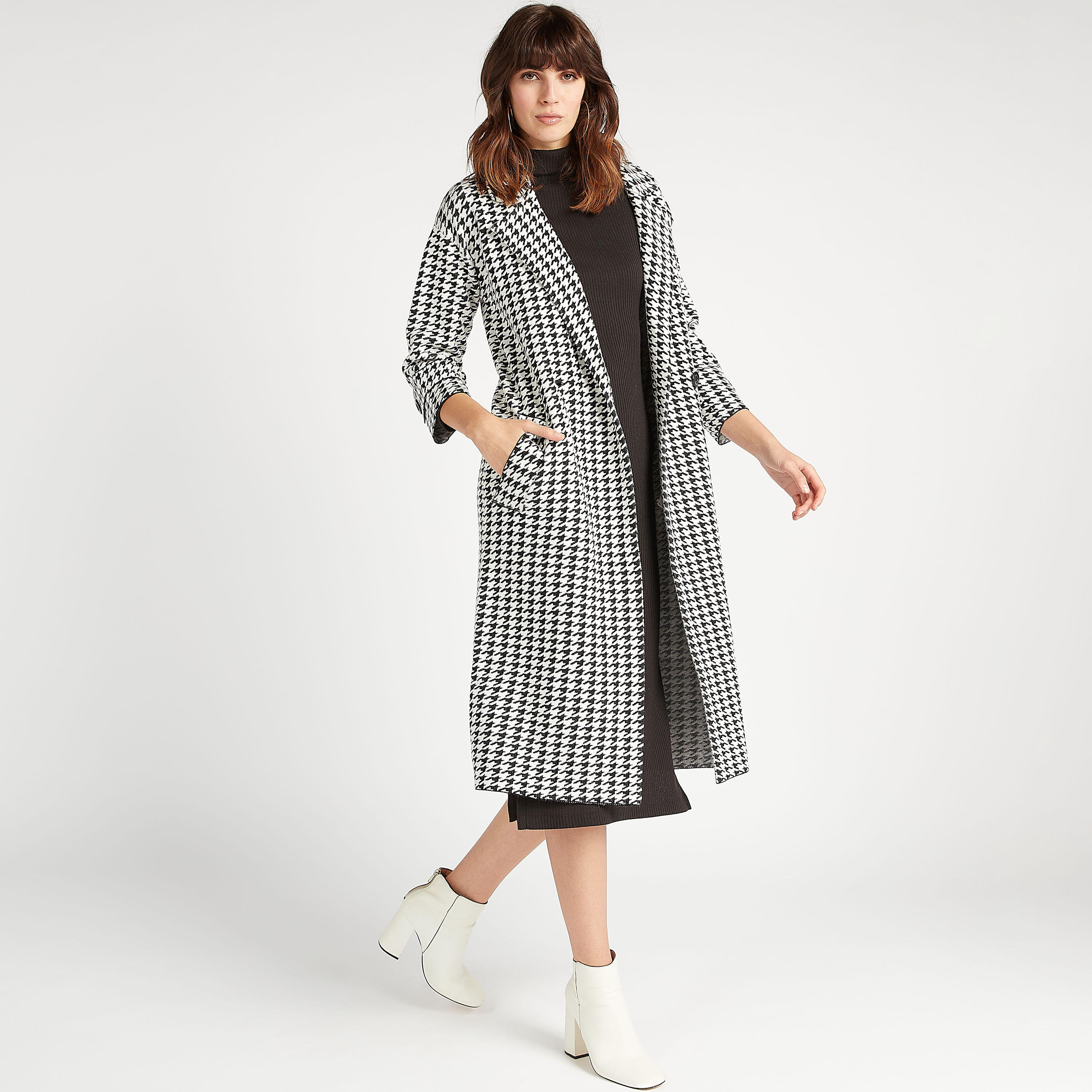 معطف طويل بارز الملمس بزر إغلاق وجيوب وطبعات كاروهات أبيض وأسود-women-clothing-coatsandjackets-coats-image-8
