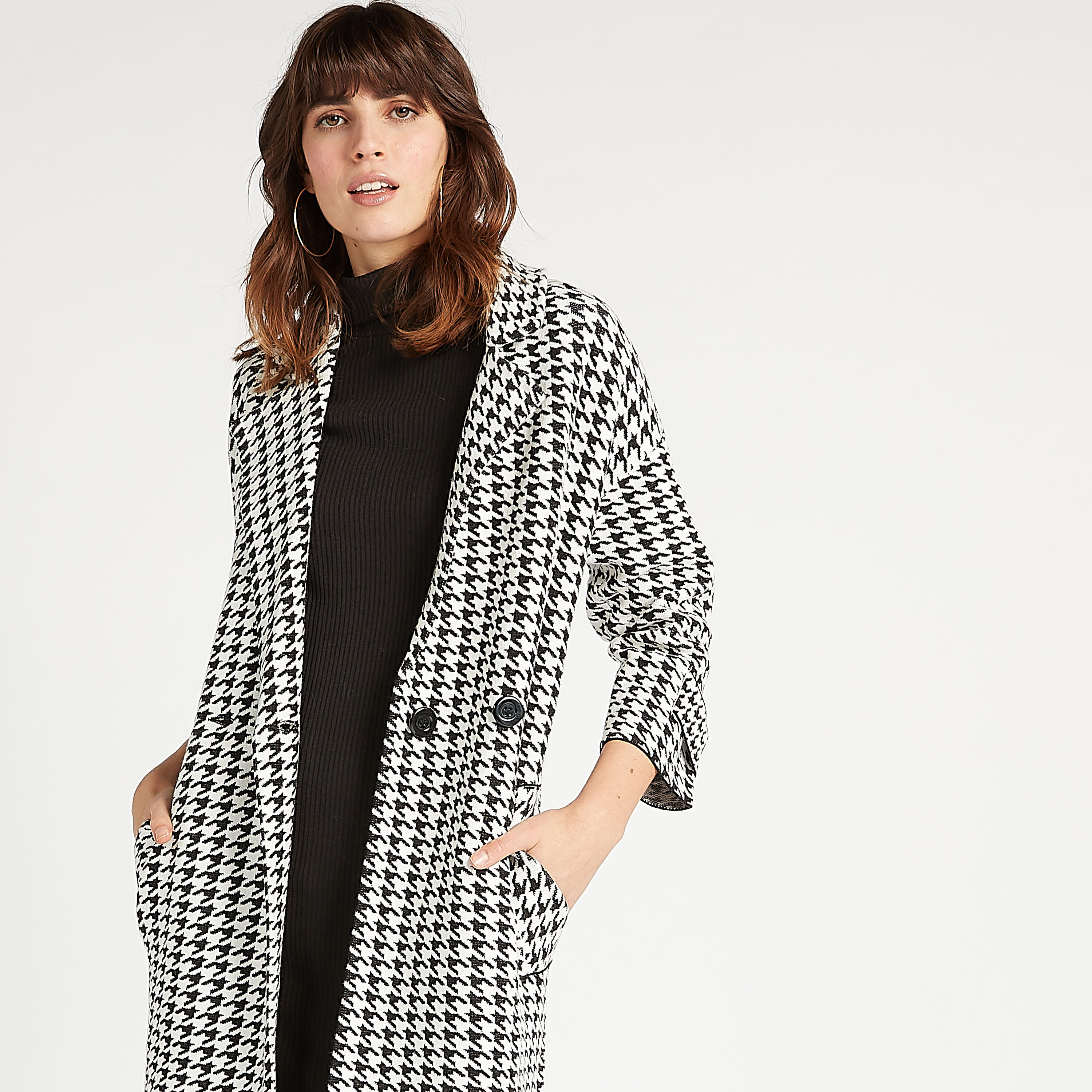 معطف طويل بارز الملمس بزر إغلاق وجيوب وطبعات كاروهات أبيض وأسود-women-clothing-coatsandjackets-coats-image-7