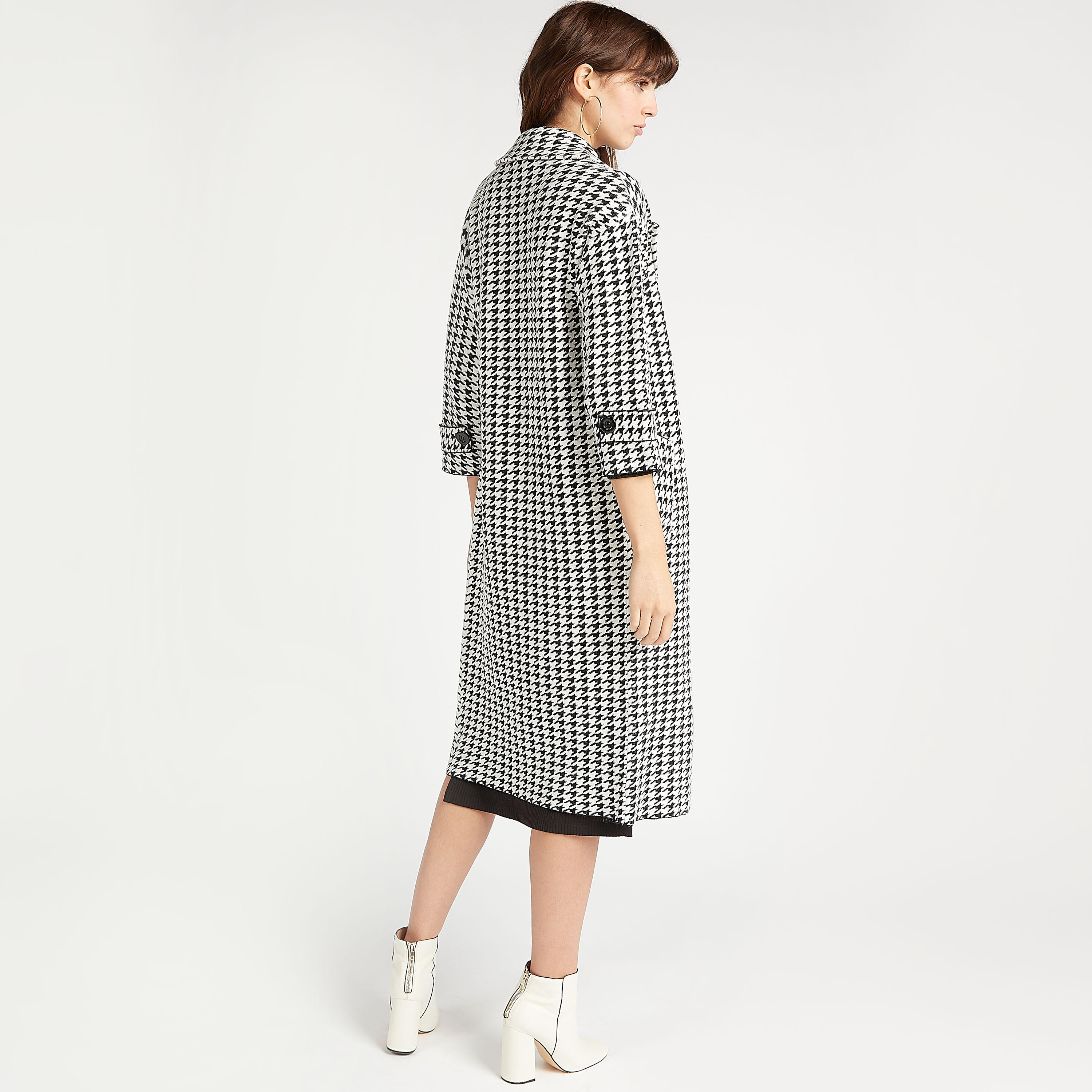 معطف طويل بارز الملمس بزر إغلاق وجيوب وطبعات كاروهات أبيض وأسود-women-clothing-coatsandjackets-coats-image-5