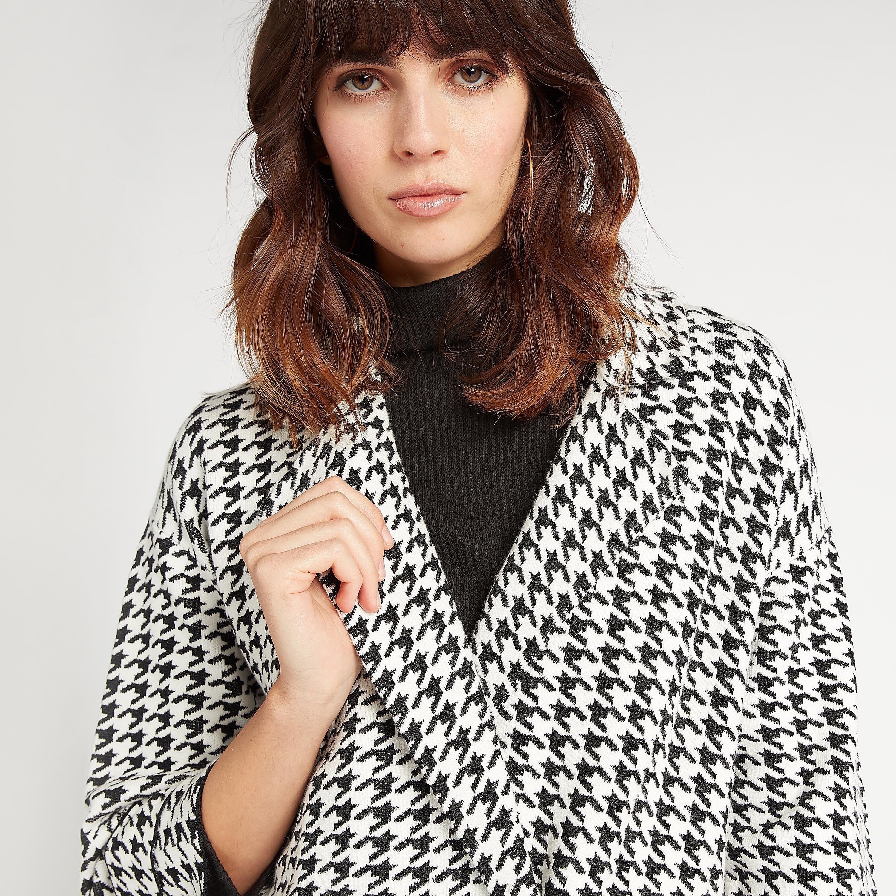 معطف طويل بارز الملمس بزر إغلاق وجيوب وطبعات كاروهات أبيض وأسود-women-clothing-coatsandjackets-coats-image-4
