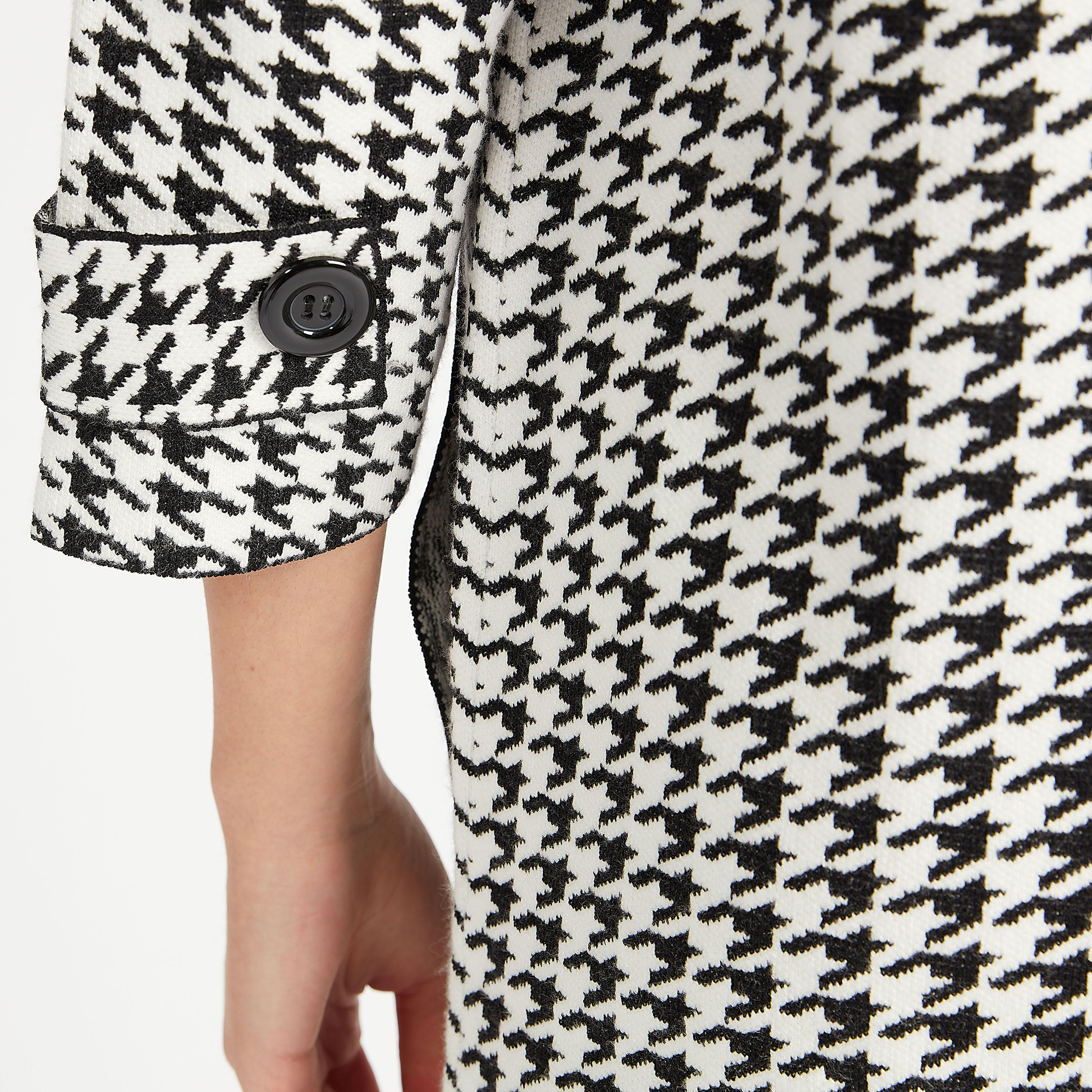 معطف طويل بارز الملمس بزر إغلاق وجيوب وطبعات كاروهات أبيض وأسود-women-clothing-coatsandjackets-coats-image-3
