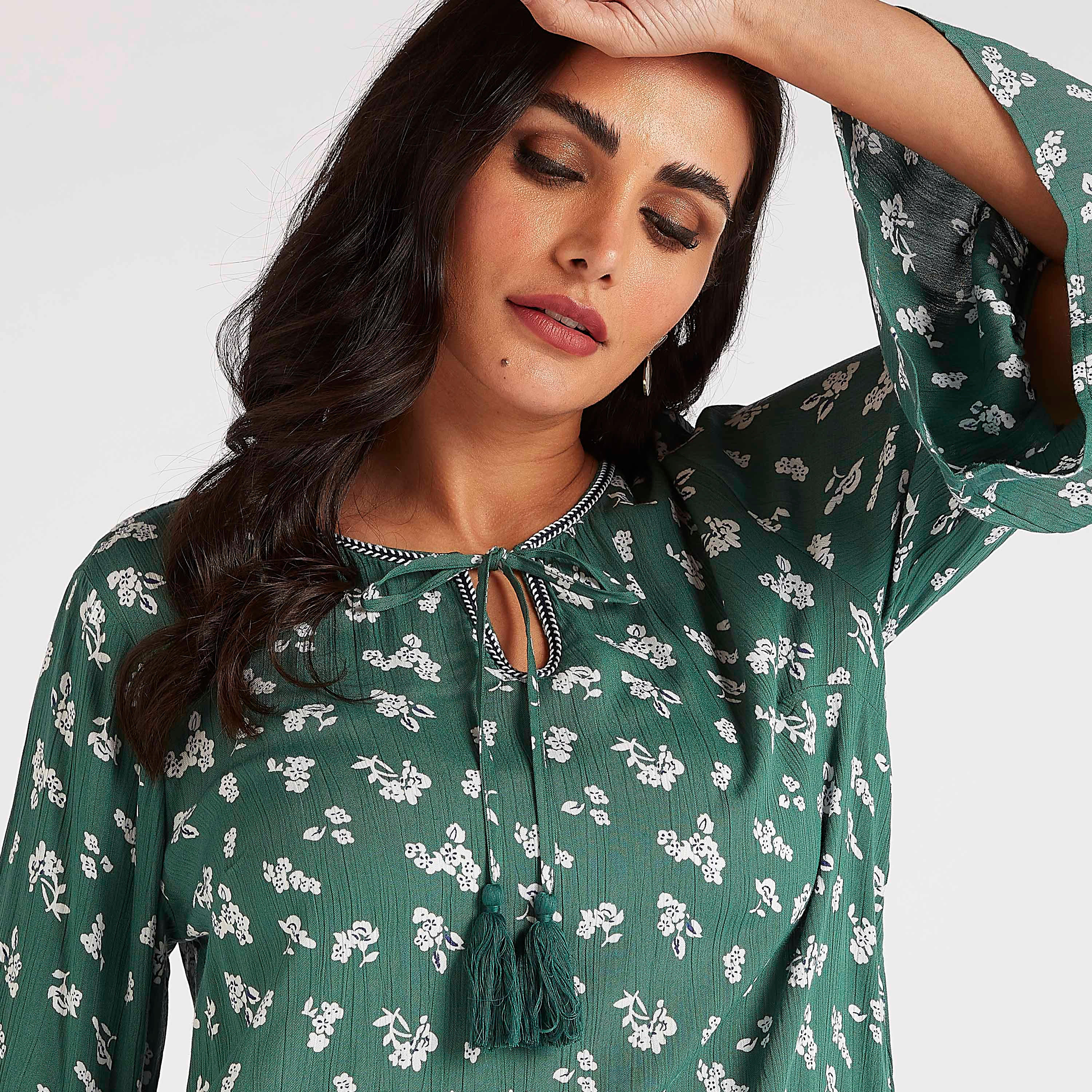 بلوزة مطرّزة بأكمام واسعة وربطة عنق-women-clothing-shirtsandblouses-blouses-image-4