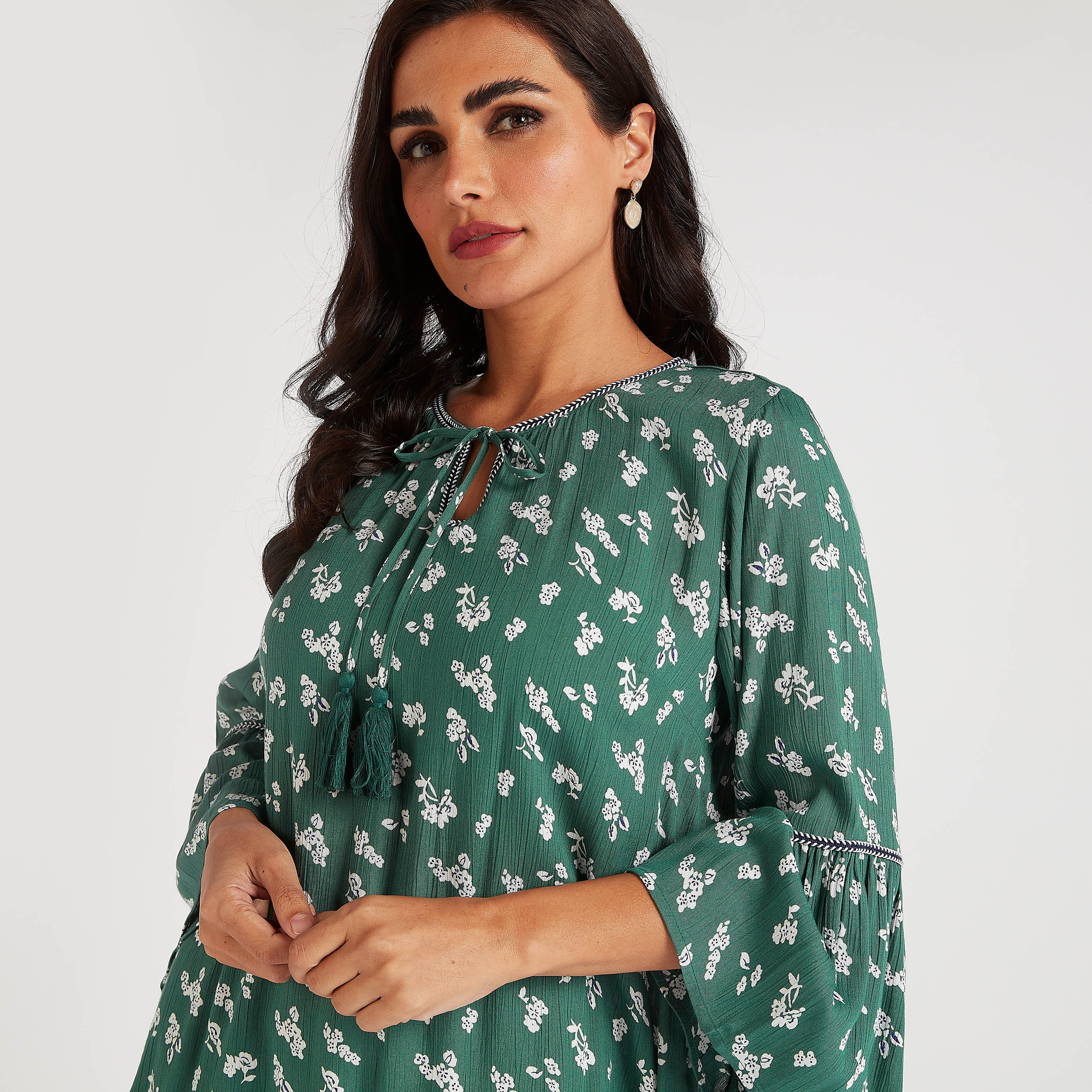 بلوزة مطرّزة بأكمام واسعة وربطة عنق-women-clothing-shirtsandblouses-blouses-image-2