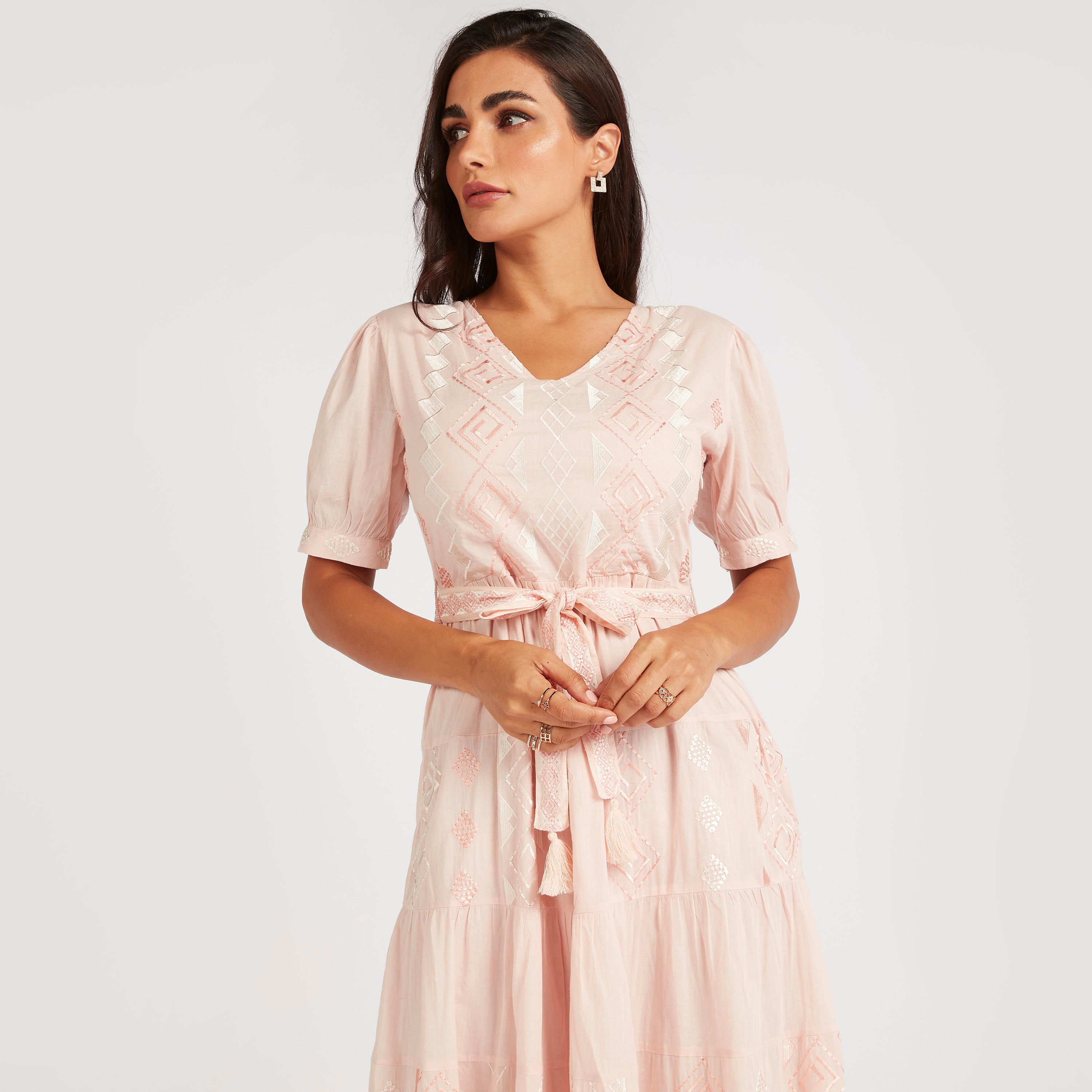 فستان ميدي إيه لاين مطرّز بحزام وأكمام منفوخة-women-clothing-dresses-image-4