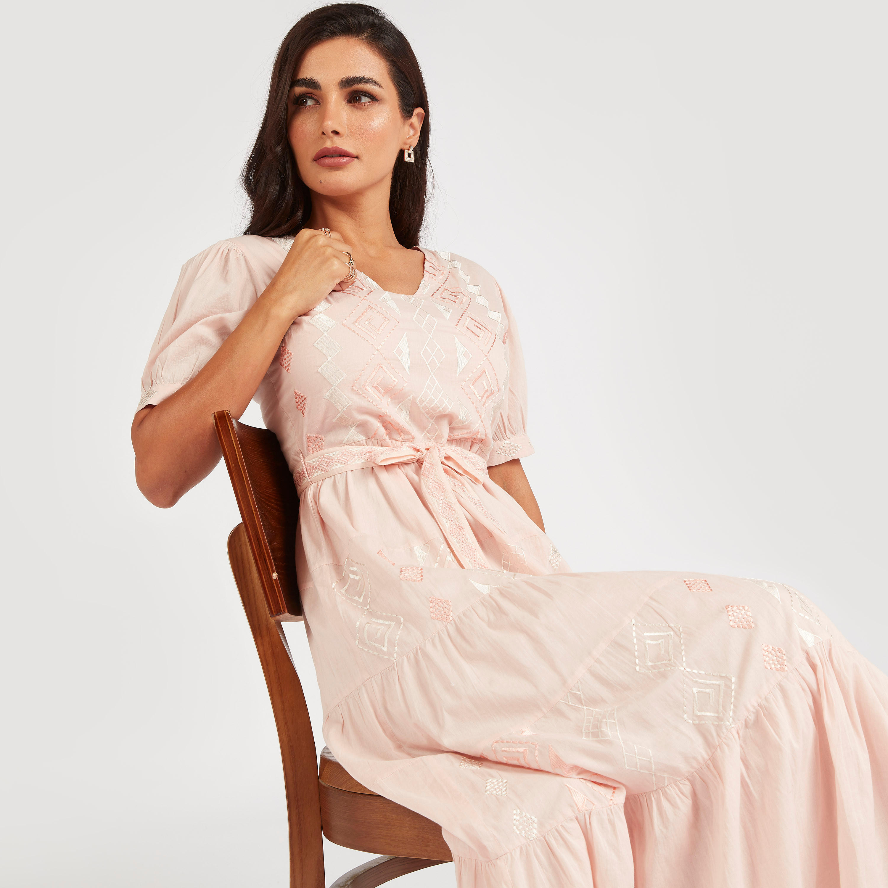 فستان ميدي إيه لاين مطرّز بحزام وأكمام منفوخة-women-clothing-dresses-image-3