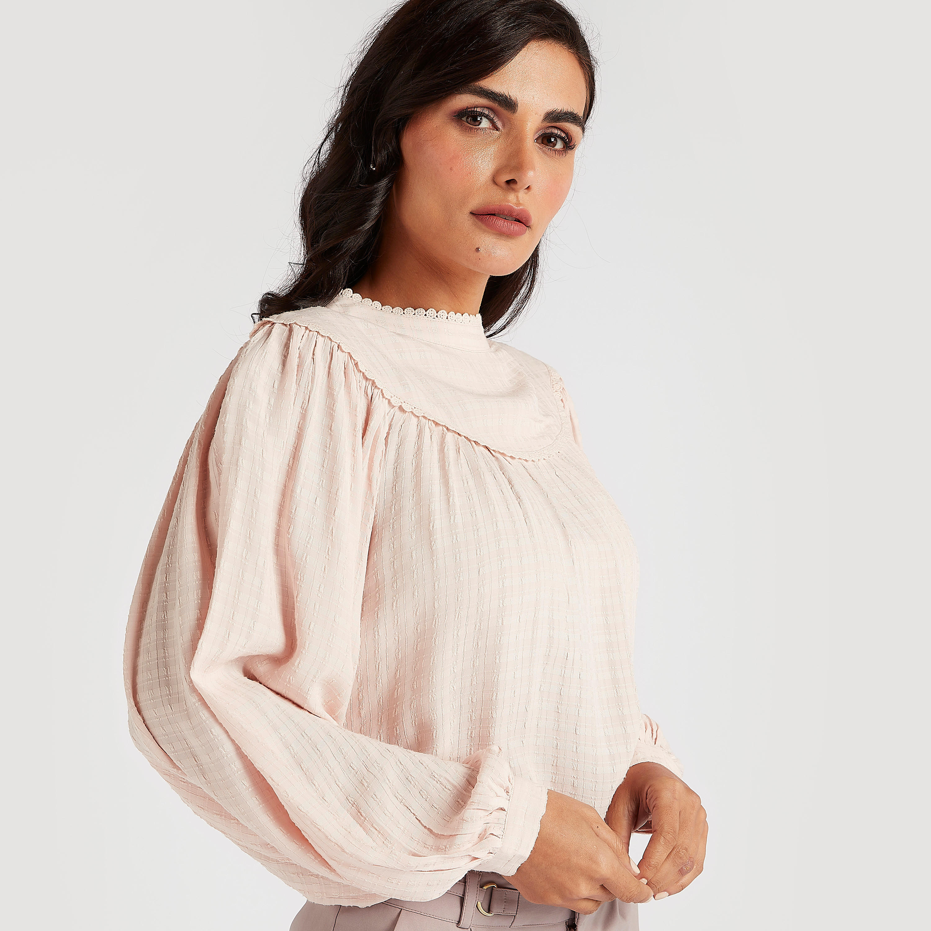 بلوزة بارزة الملمس بياقة عالية وأكمام بيشوب-women-clothing-shirtsandblouses-blouses-image-1