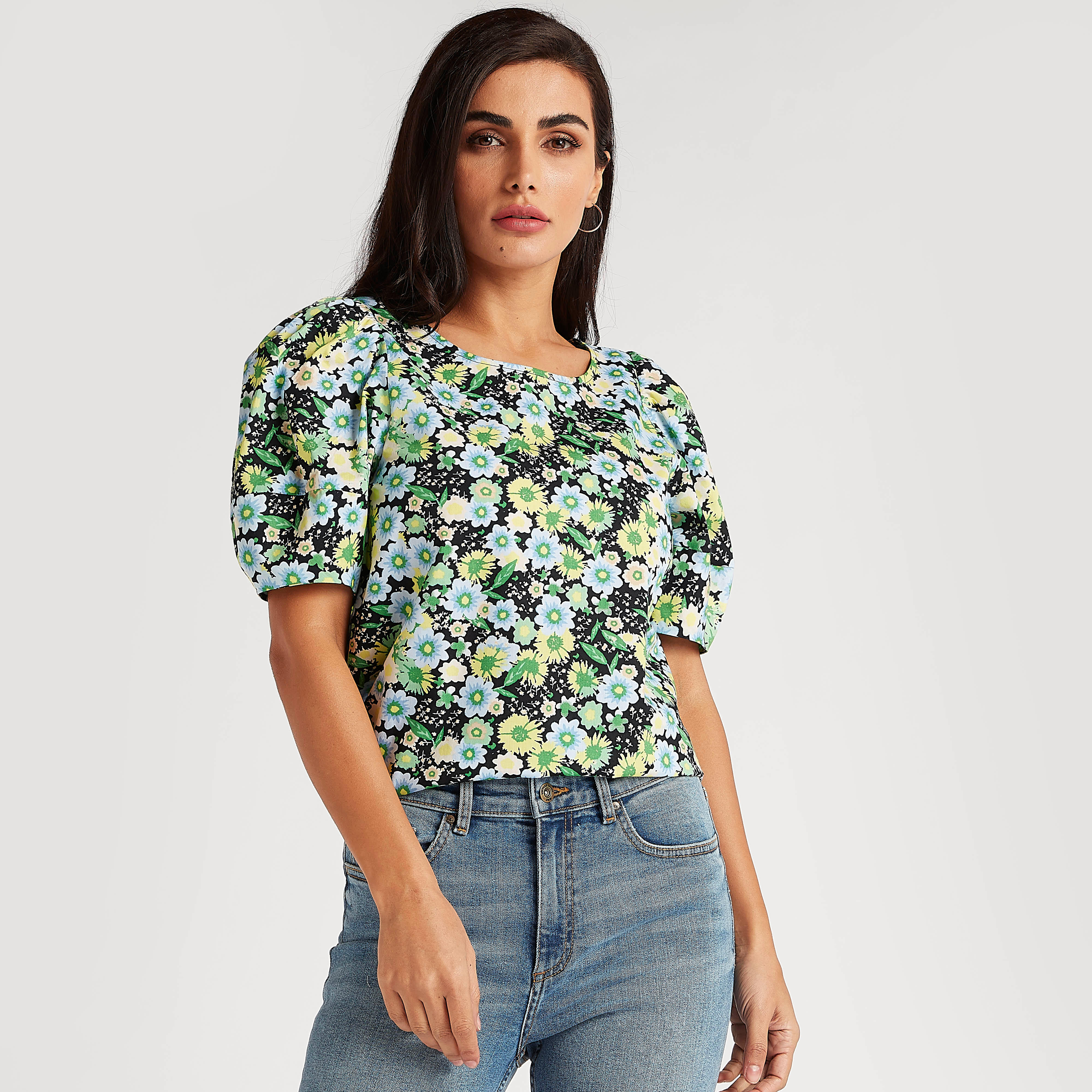 بلوزة بطبعات أزهار وياقة مستديرة وأكمام قصيرة منفوخة-women-clothing-shirtsandblouses-blouses-image-1