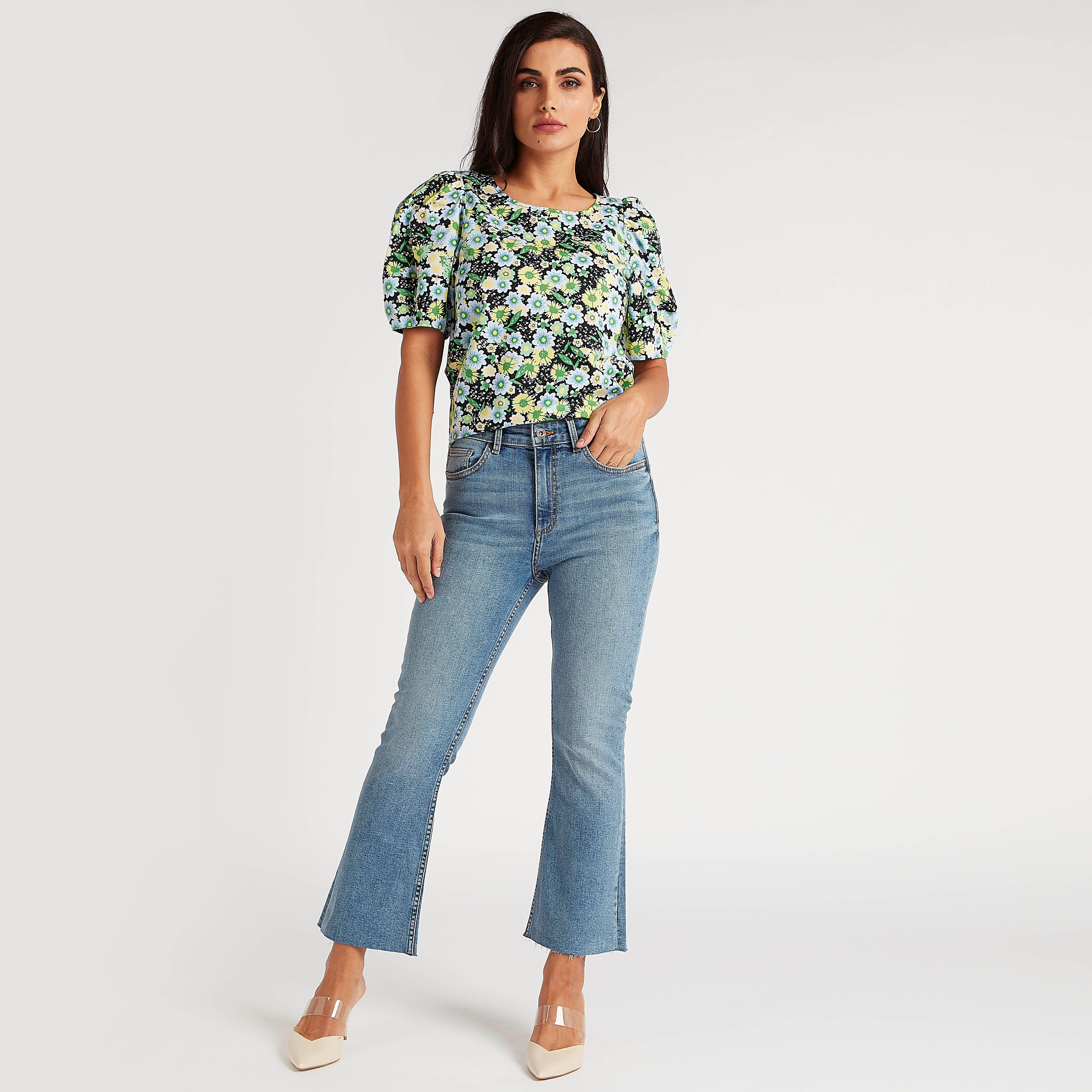 بلوزة بطبعات أزهار وياقة مستديرة وأكمام قصيرة منفوخة-women-clothing-shirtsandblouses-blouses-image-2