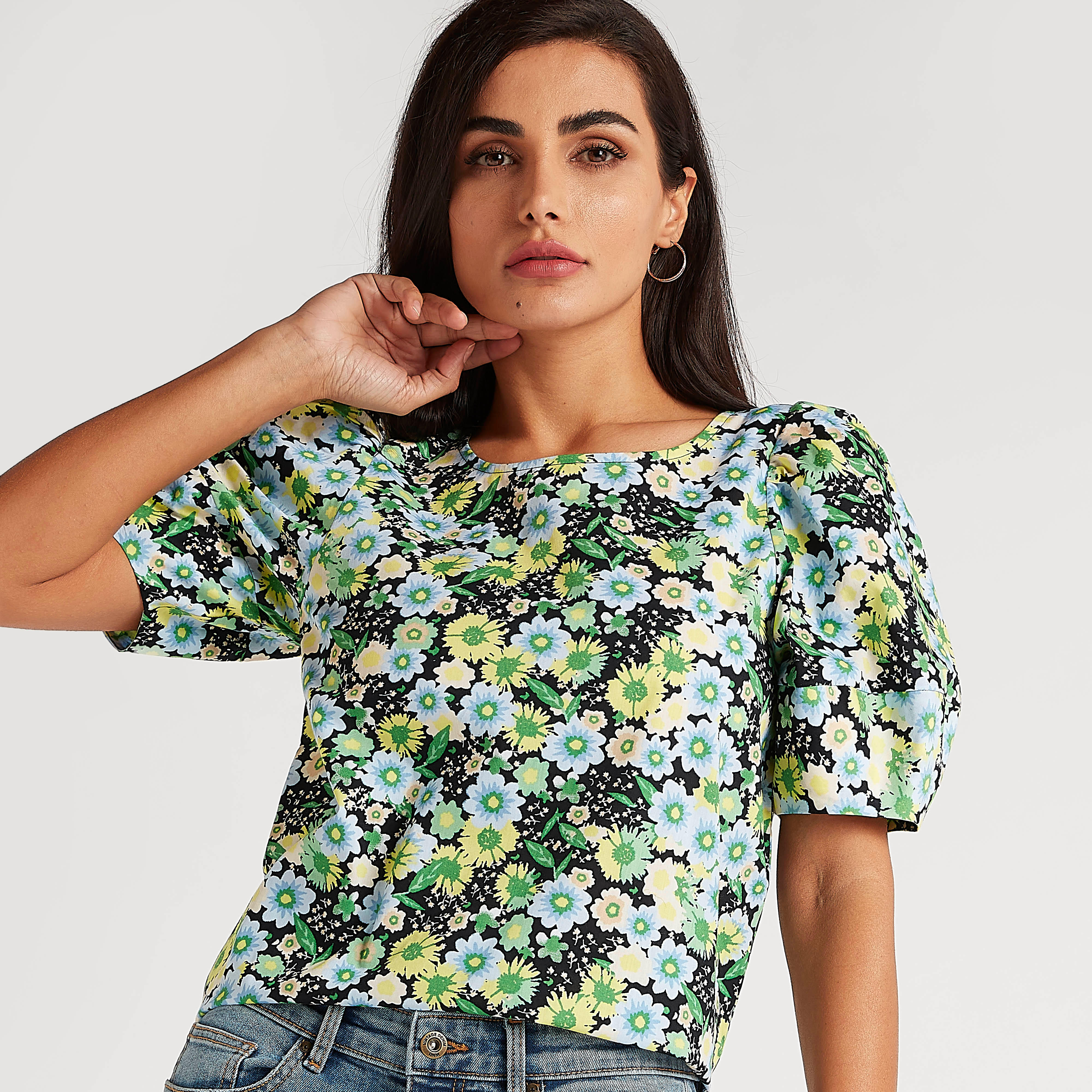 بلوزة بطبعات أزهار وياقة مستديرة وأكمام قصيرة منفوخة-women-clothing-shirtsandblouses-blouses-image-3