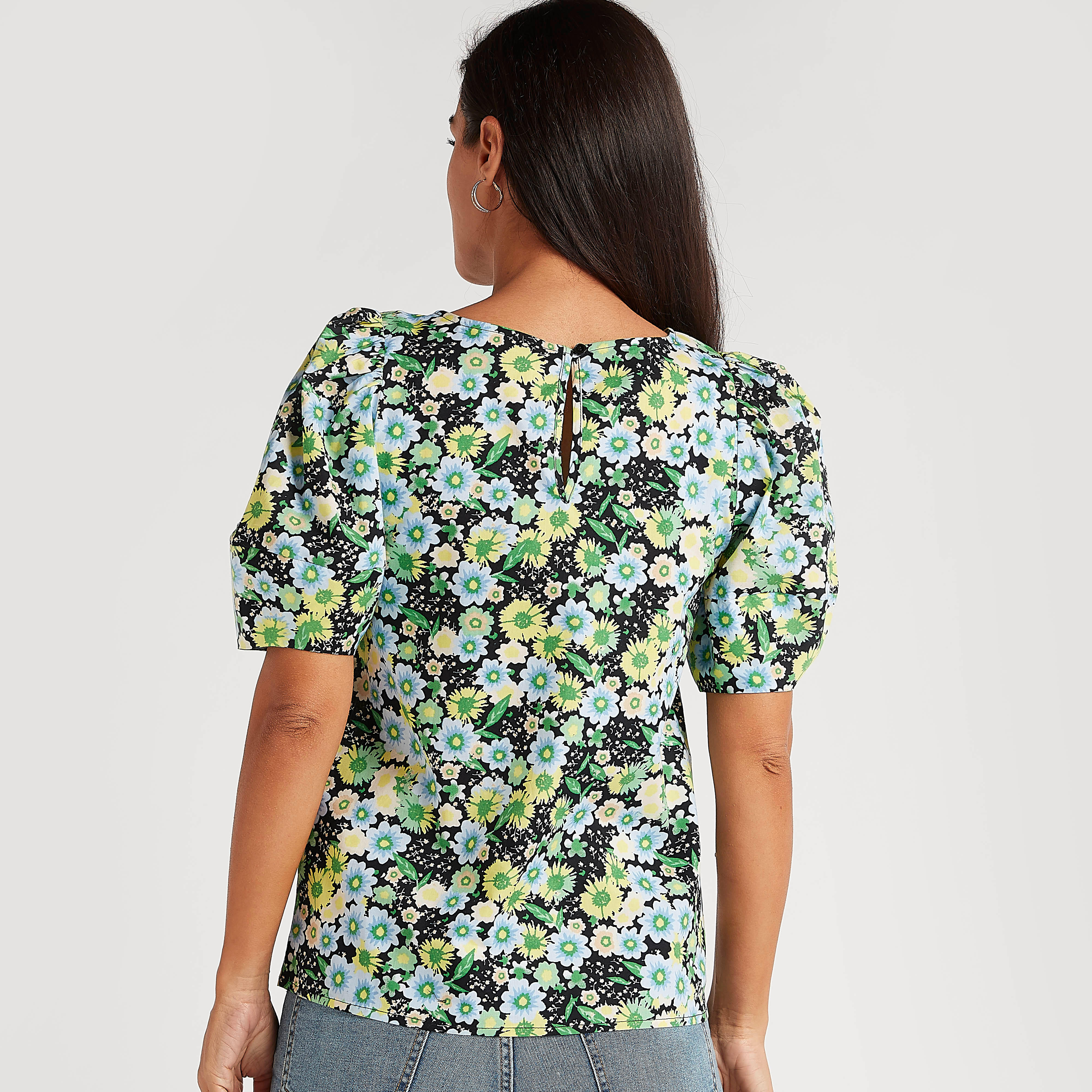 بلوزة بطبعات أزهار وياقة مستديرة وأكمام قصيرة منفوخة-women-clothing-shirtsandblouses-blouses-image-4