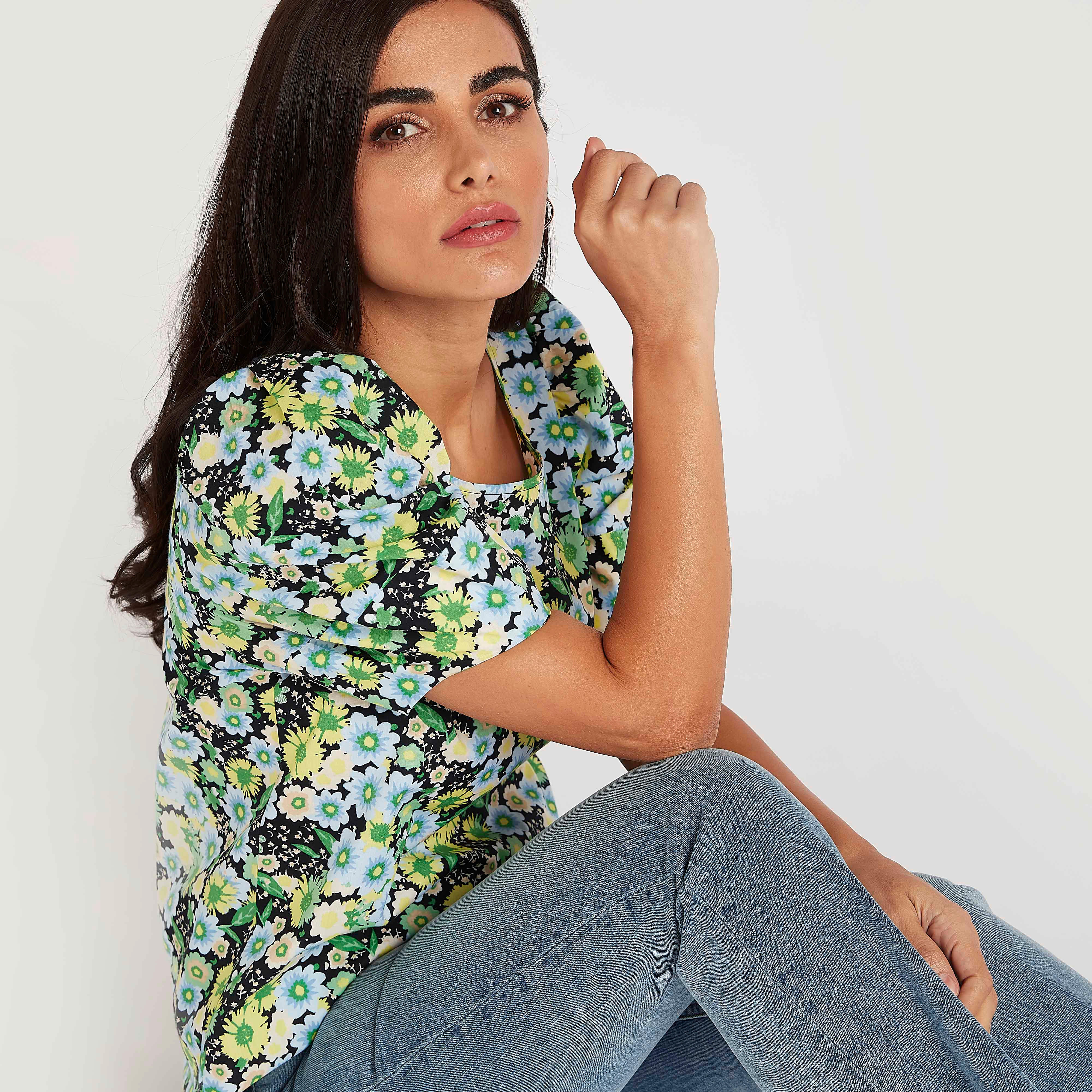 بلوزة بطبعات أزهار وياقة مستديرة وأكمام قصيرة منفوخة-women-clothing-shirtsandblouses-blouses-image-5