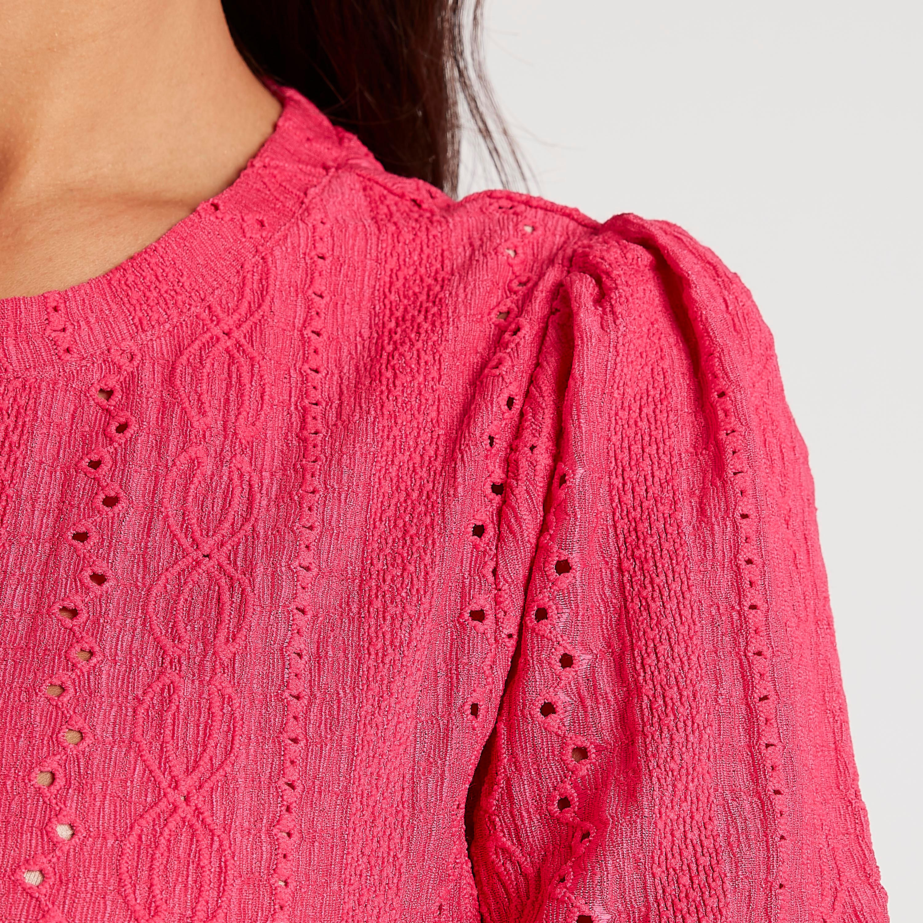 بلوزة بارزة الملمس بياقة ضيّقة وأكمام قصيرة منفوخة-women-clothing-shirtsandblouses-blouses-image-3