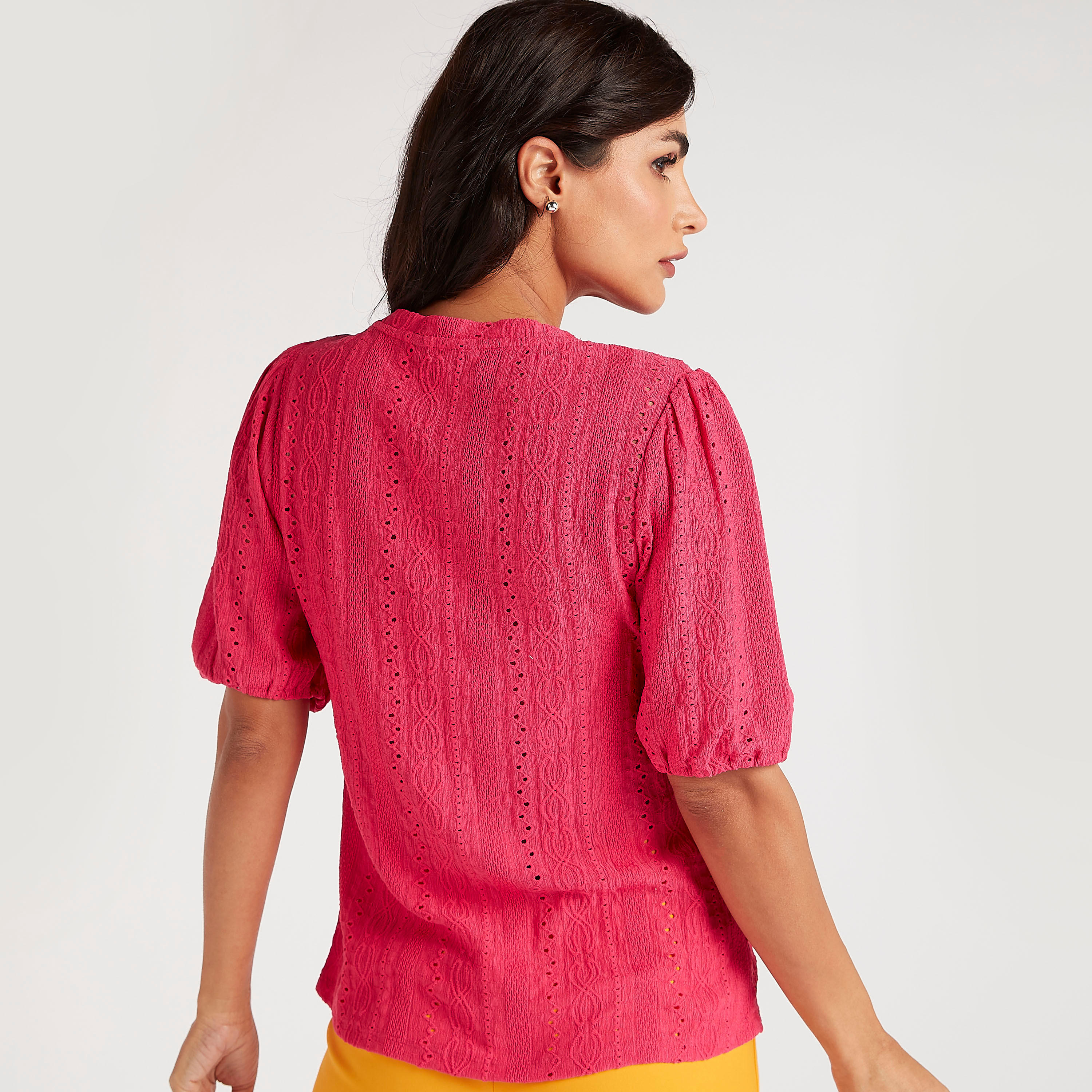 بلوزة بارزة الملمس بياقة ضيّقة وأكمام قصيرة منفوخة-women-clothing-shirtsandblouses-blouses-image-4