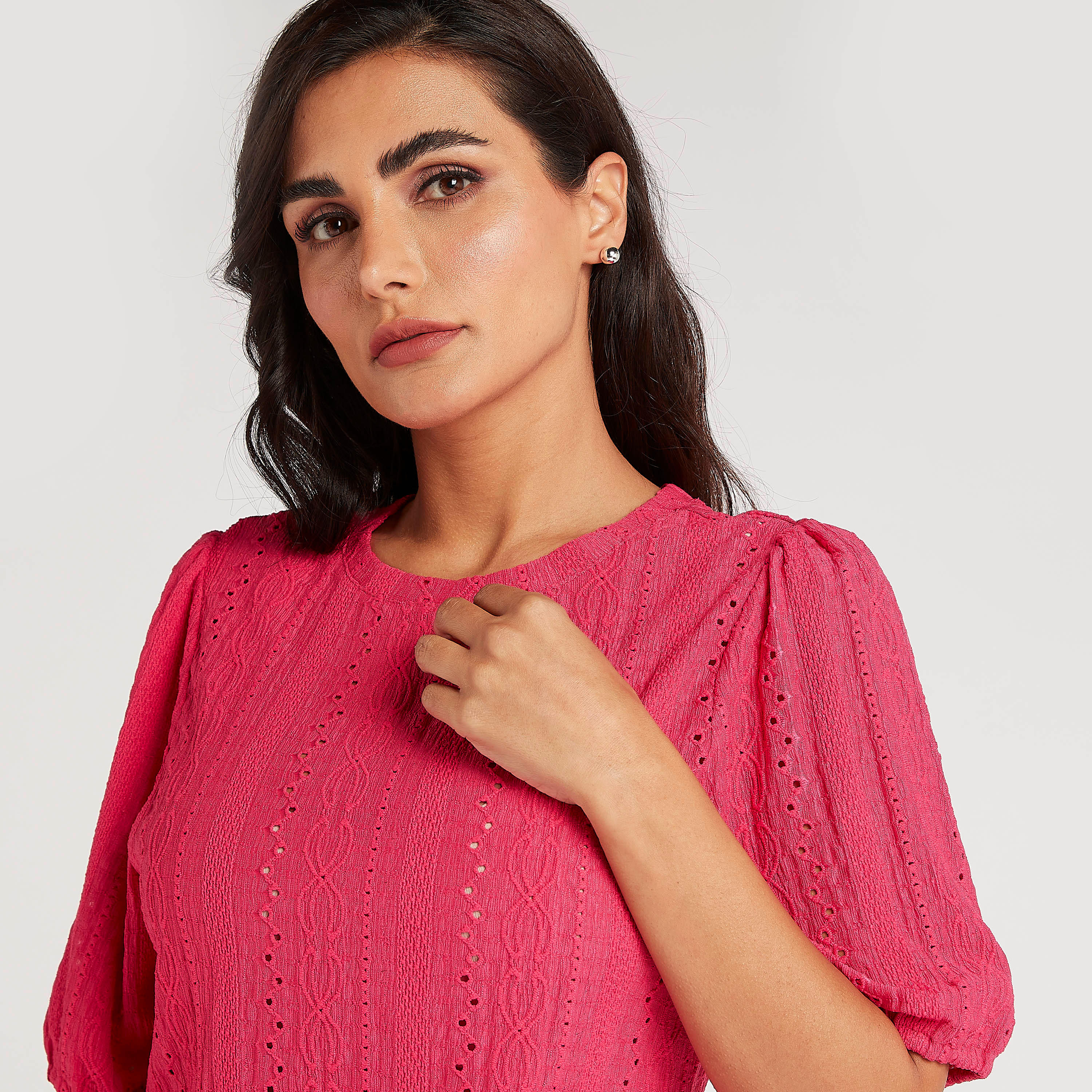 بلوزة بارزة الملمس بياقة ضيّقة وأكمام قصيرة منفوخة-women-clothing-shirtsandblouses-blouses-image-5