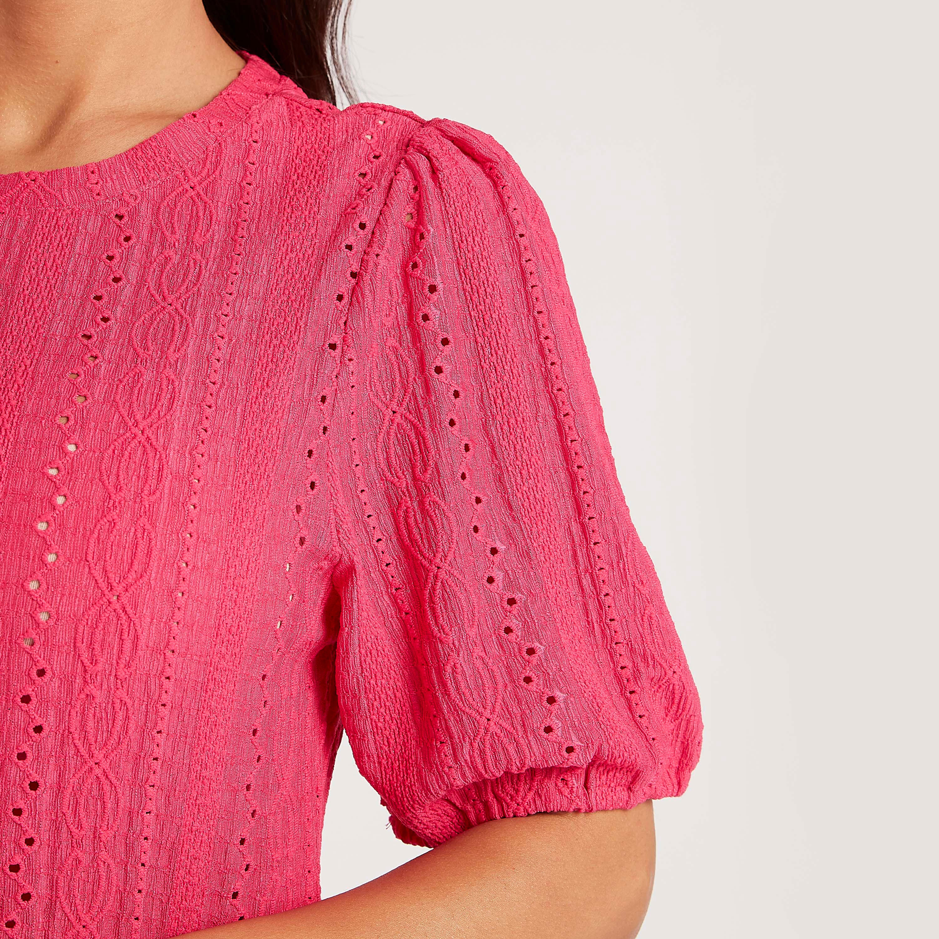 بلوزة بارزة الملمس بياقة ضيّقة وأكمام قصيرة منفوخة-women-clothing-shirtsandblouses-blouses-image-6