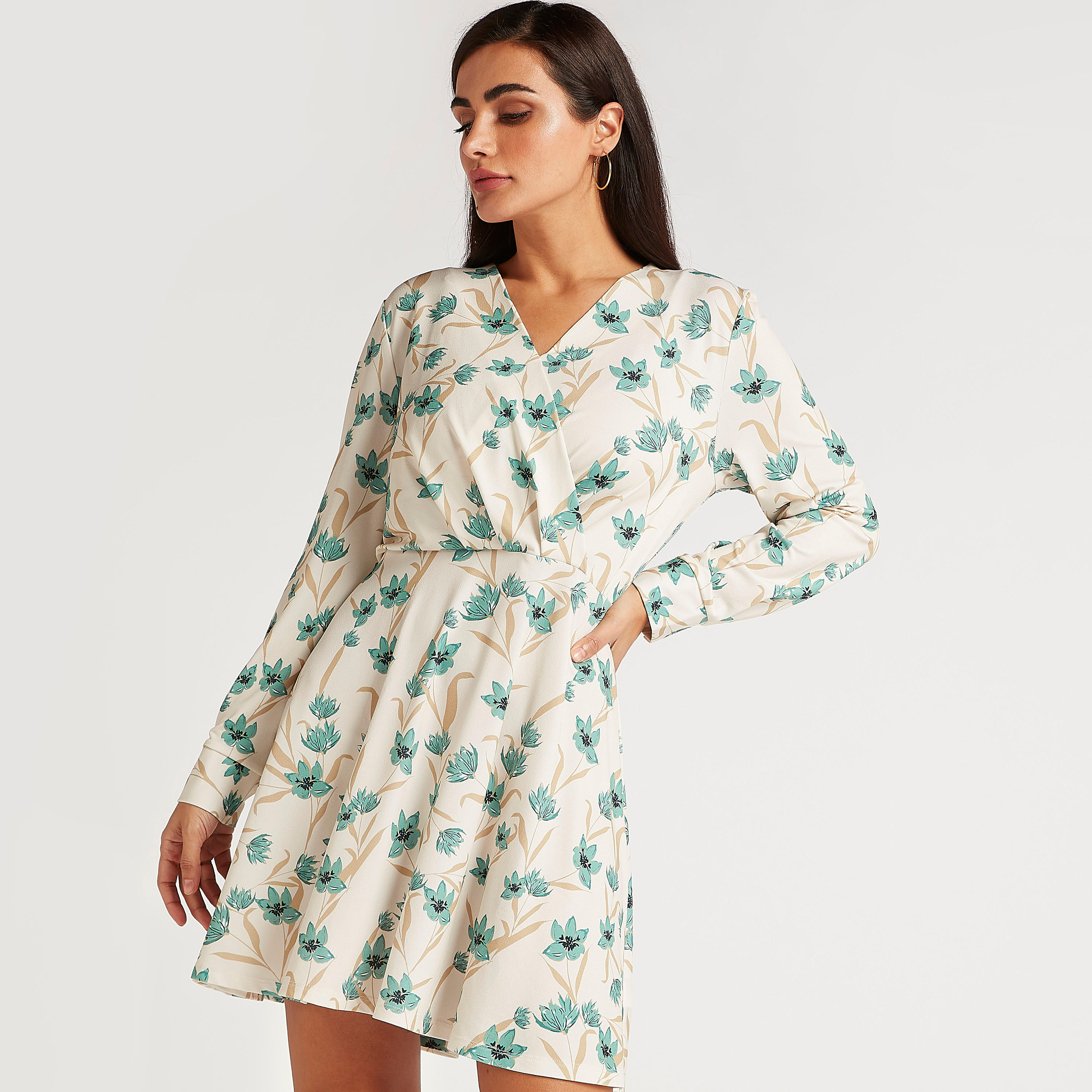 فستان قصير بطبعات أزهار وياقة v وأكمام طويلة-women-clothing-dresses-image-1