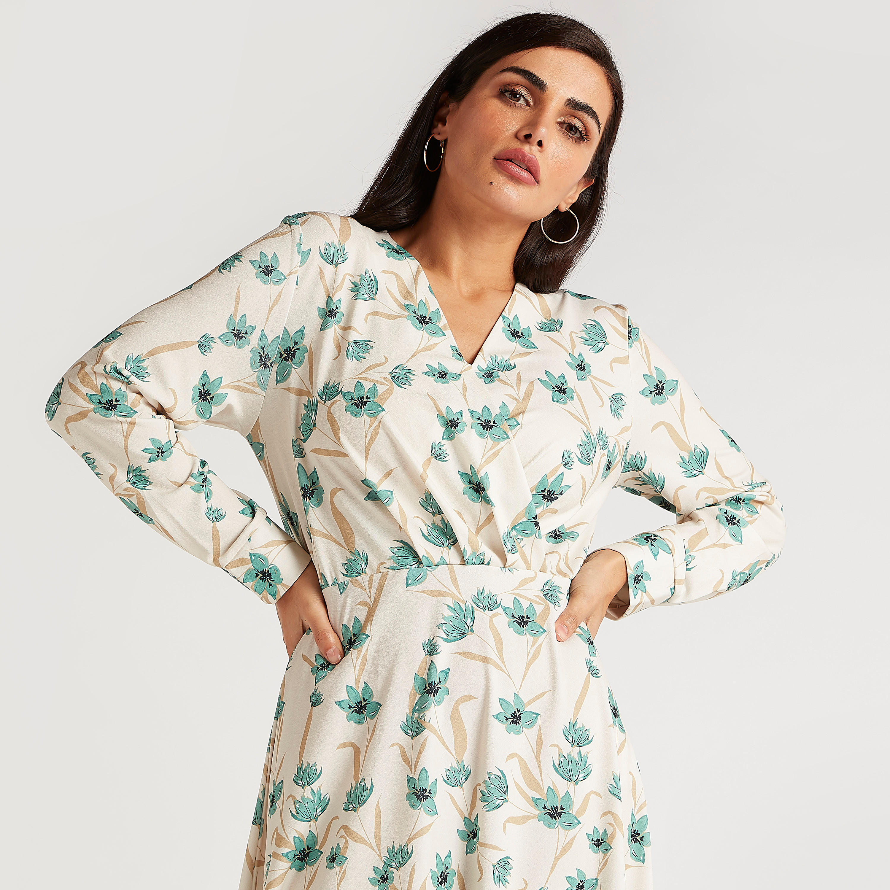 فستان قصير بطبعات أزهار وياقة v وأكمام طويلة-women-clothing-dresses-image-3