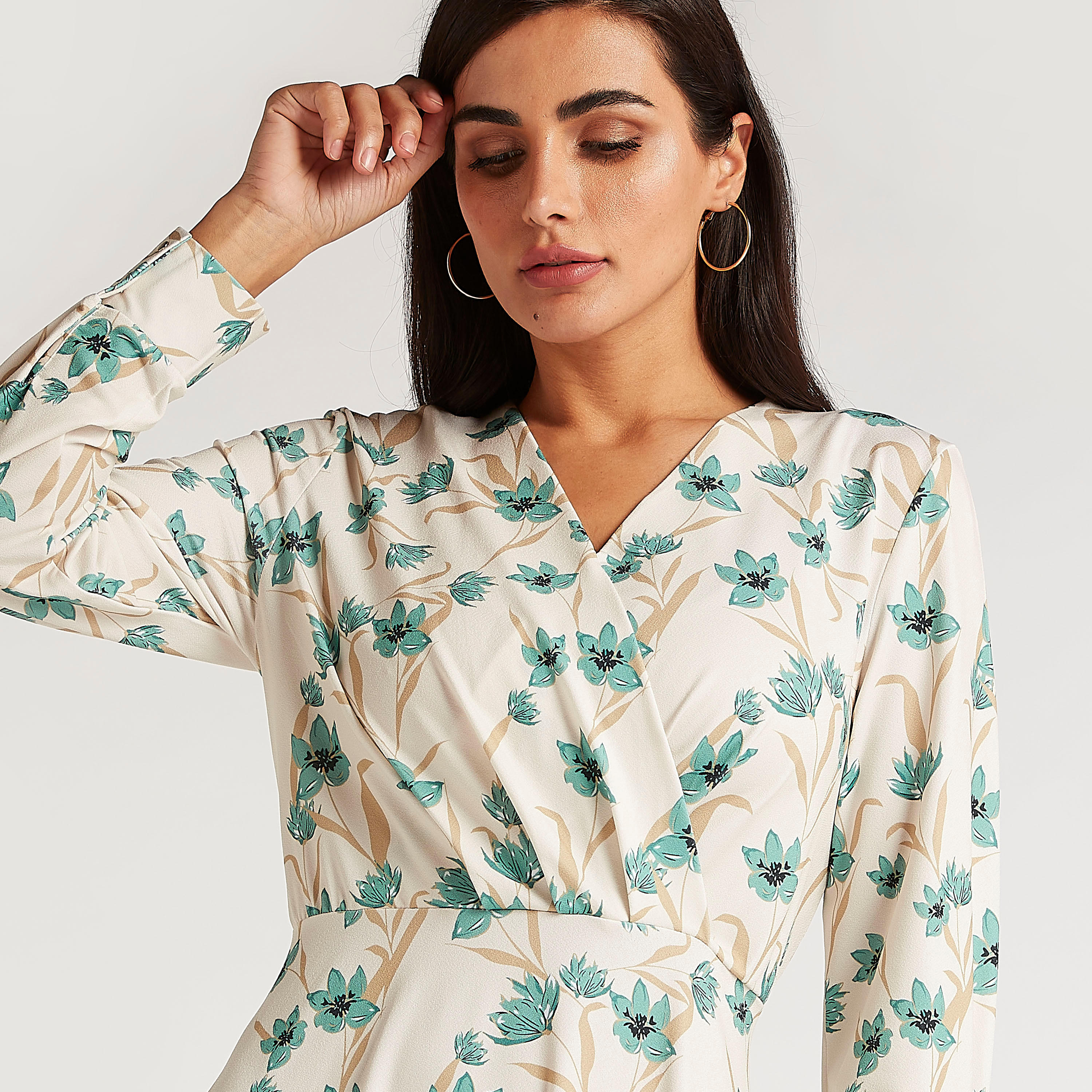 فستان قصير بطبعات أزهار وياقة v وأكمام طويلة-women-clothing-dresses-image-5