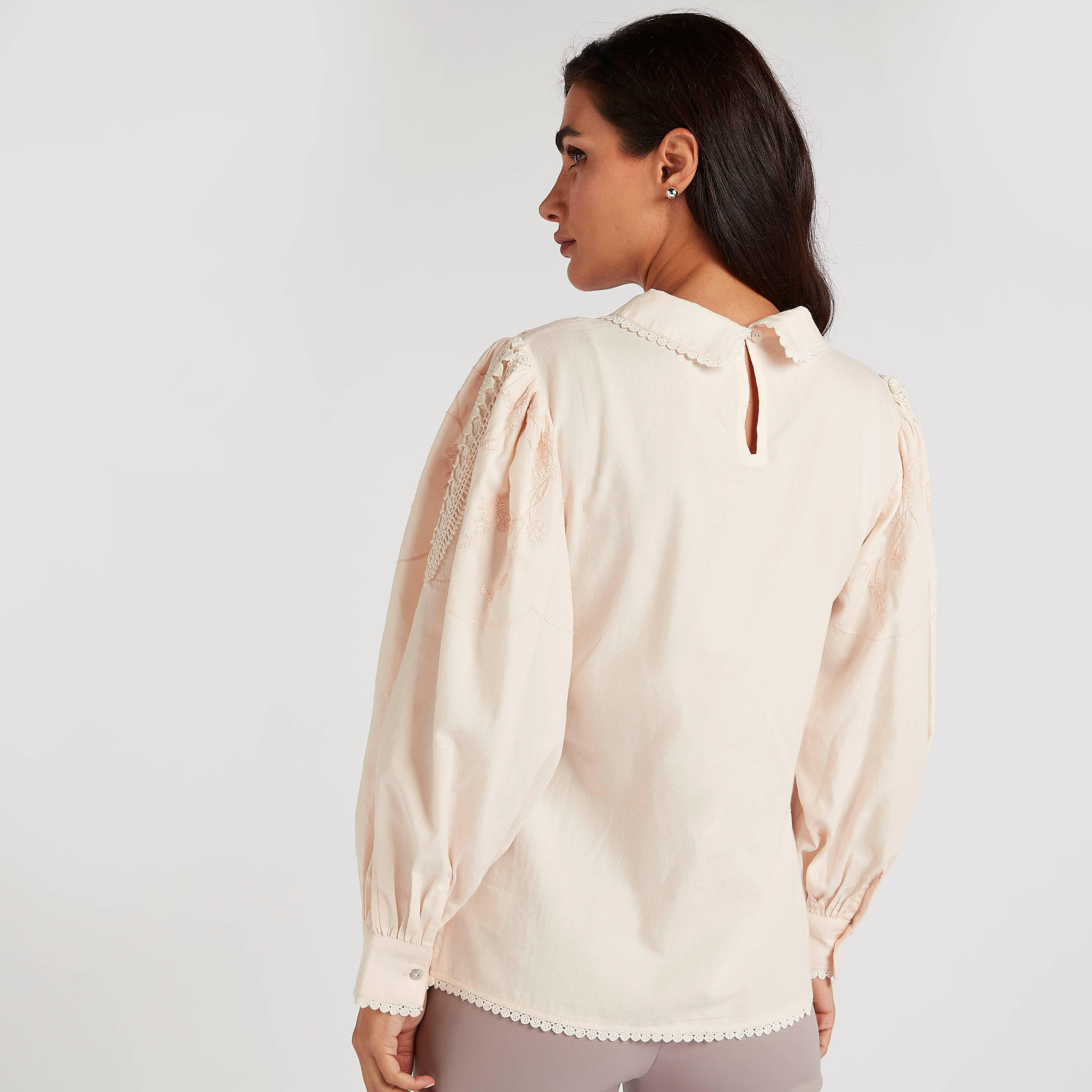 قميص مطرّز بياقة بيتر بان وأكمام طويلة-women-clothing-shirtsandblouses-shirts-image-4