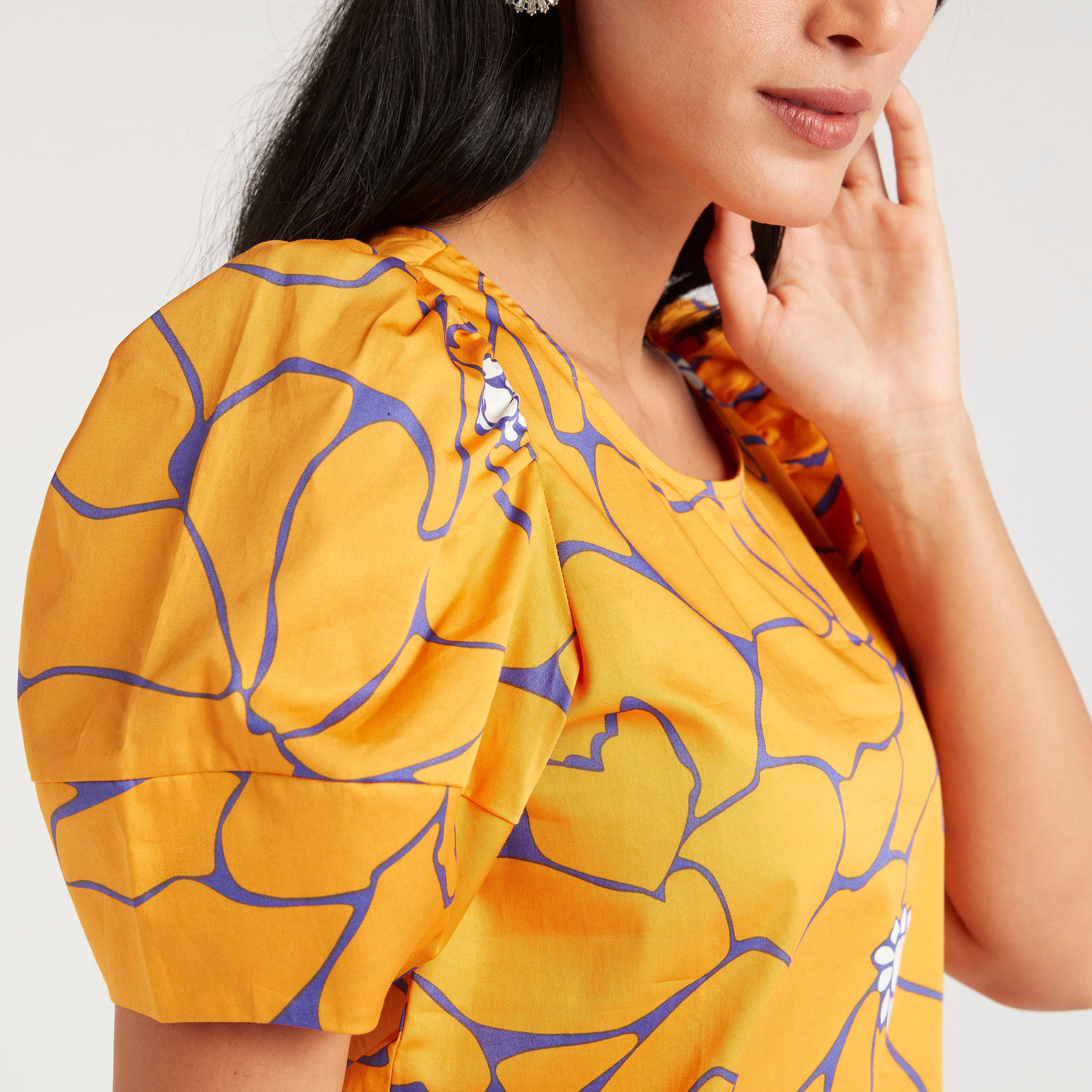 بلوزة بياقة ضيّقة وأكمام منفوخة-women-clothing-shirtsandblouses-blouses-image-3