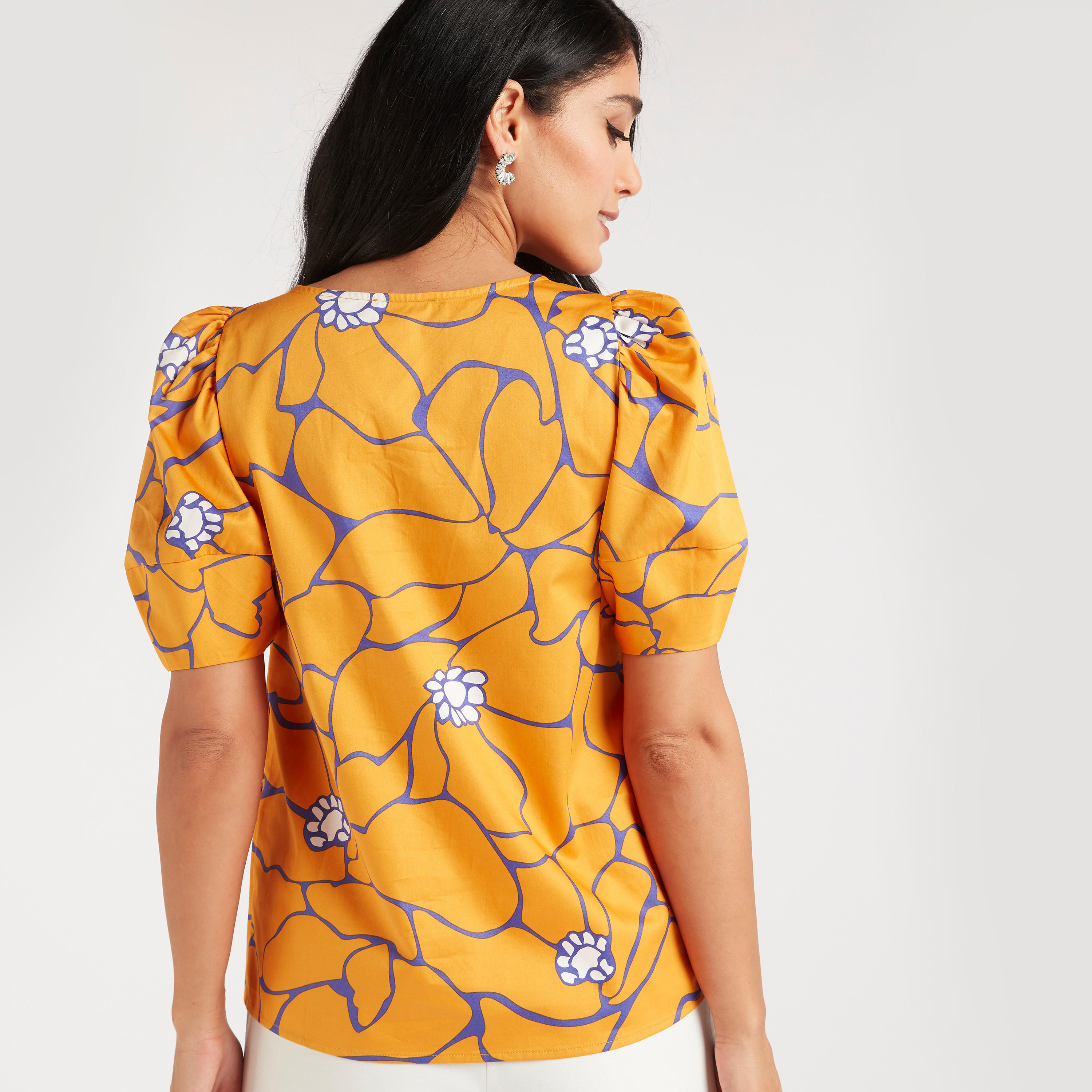 بلوزة بياقة ضيّقة وأكمام منفوخة-women-clothing-shirtsandblouses-blouses-image-2