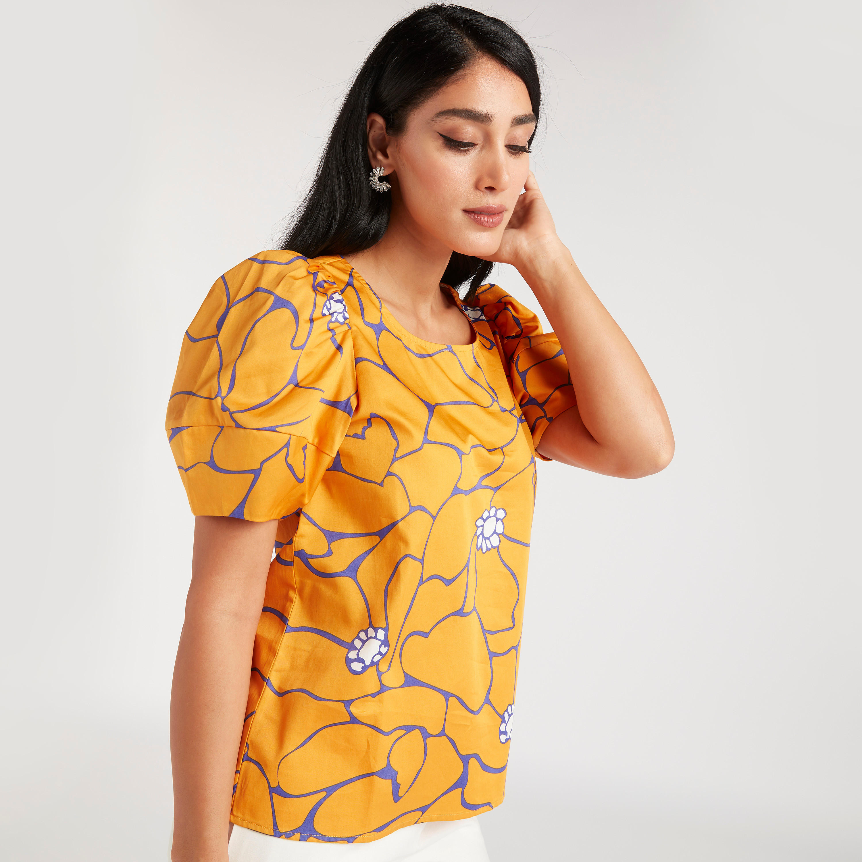 بلوزة بياقة ضيّقة وأكمام منفوخة-women-clothing-shirtsandblouses-blouses-image-1