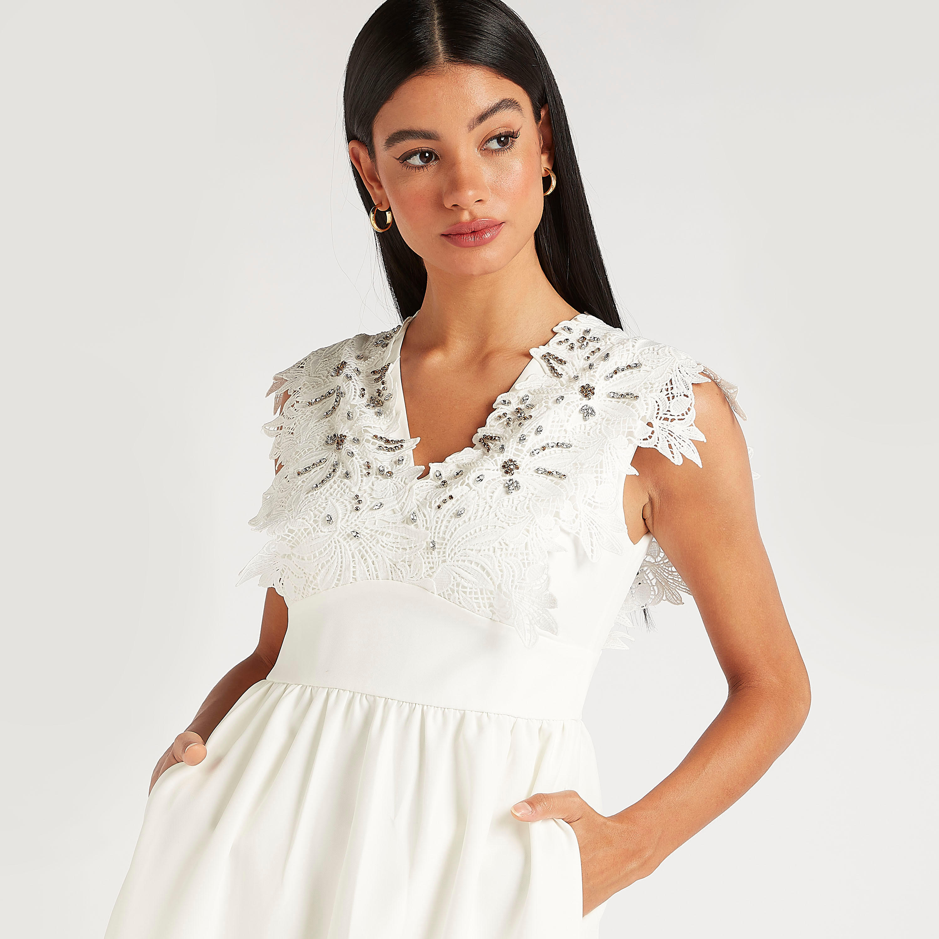 فستان إيه لاين مزيّن طويل بياقة V وجيوب من آيكونيك-women-clothing-dresses-image-7