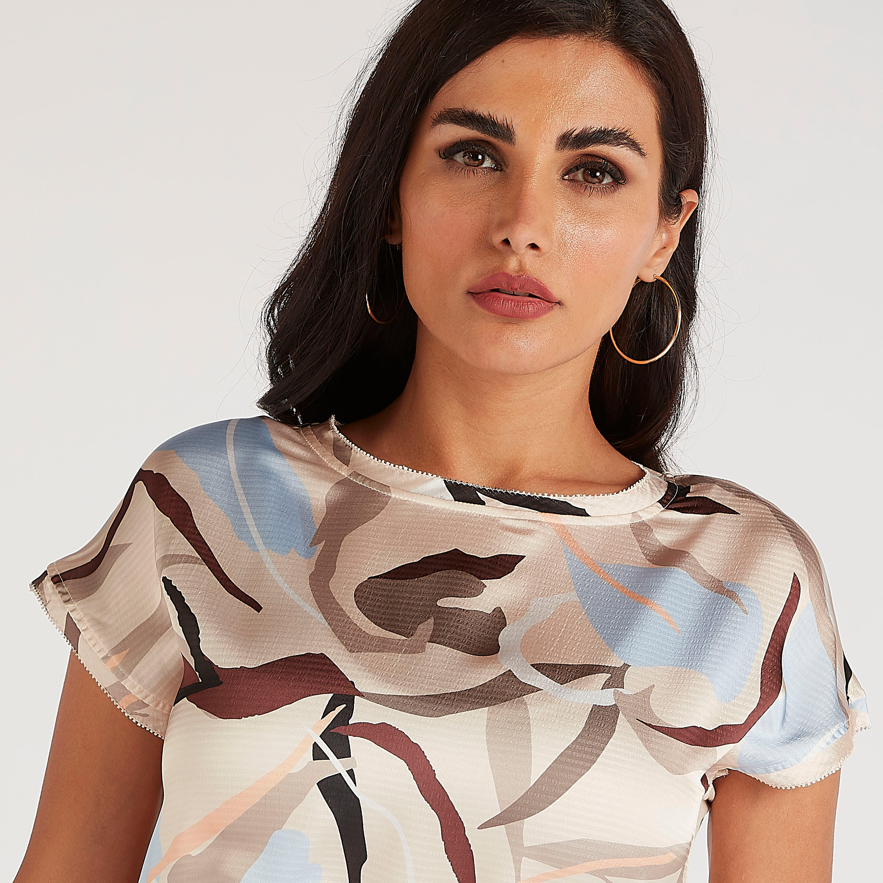 بلوزة بطبعات وأكمام كاب وياقة ضيّقة-women-clothing-shirtsandblouses-blouses-image-2