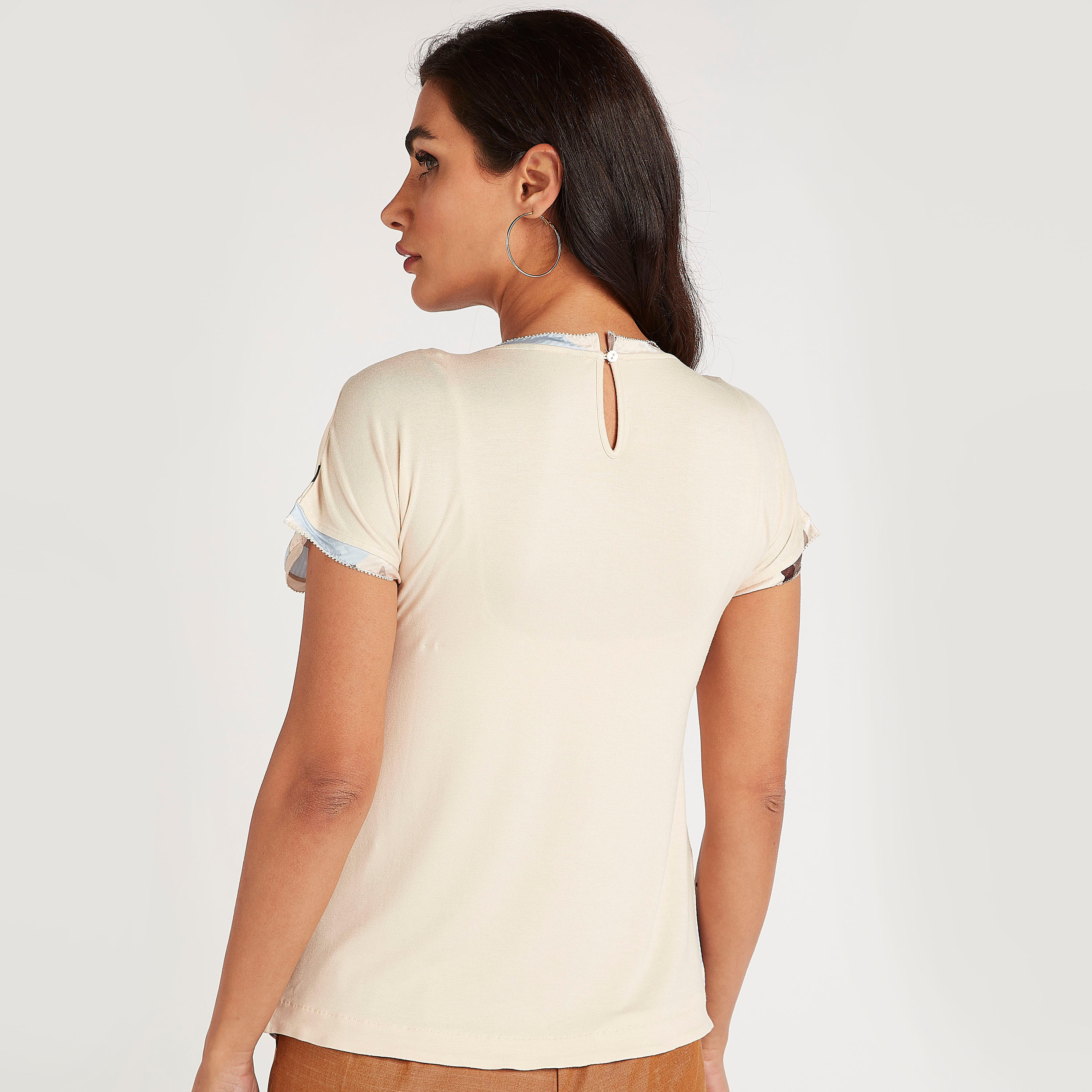 بلوزة بطبعات وأكمام كاب وياقة ضيّقة-women-clothing-shirtsandblouses-blouses-image-1