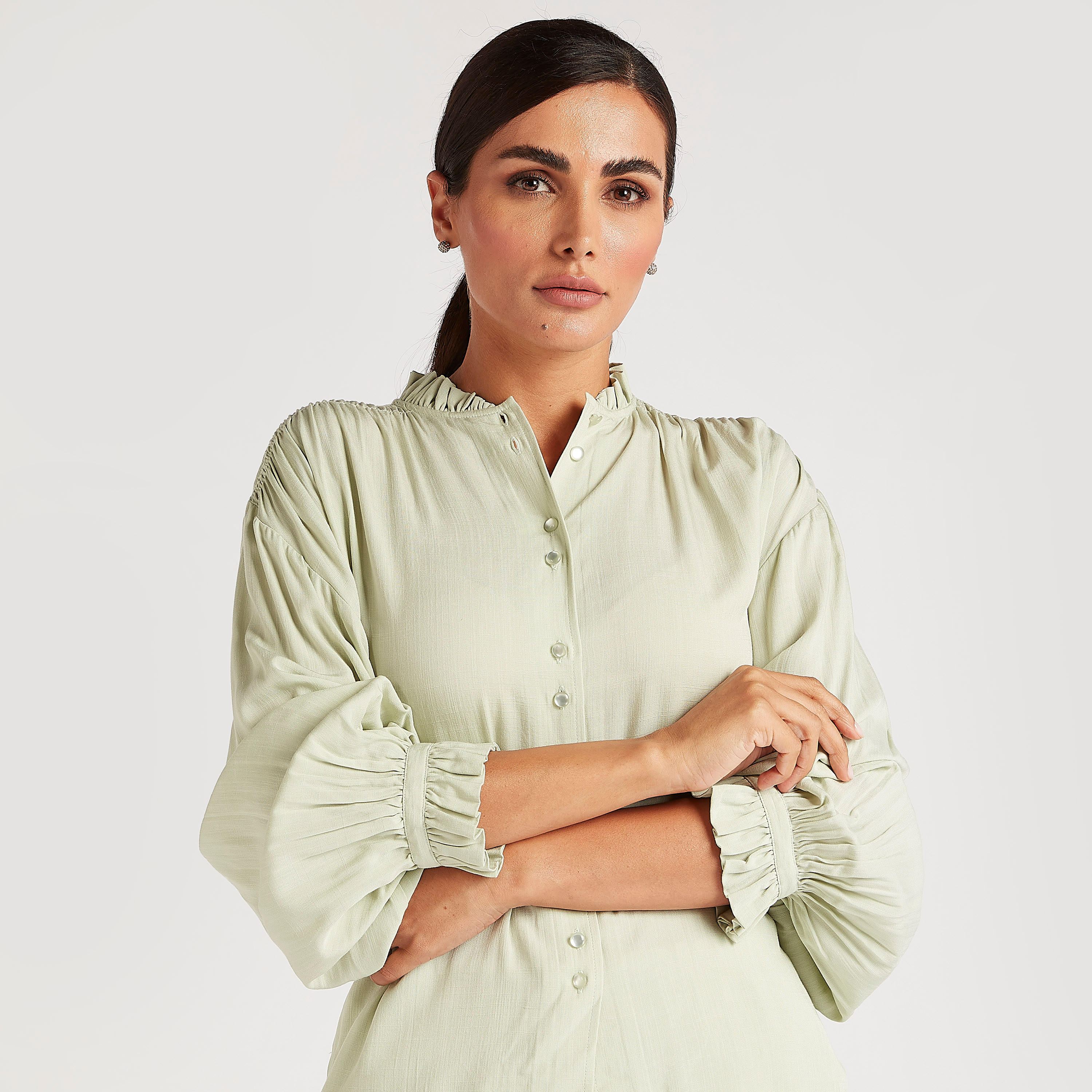 قميص بارز الملمس بزر علوي وياقة ماندارين بتفاصيل كشكشة-women-clothing-shirtsandblouses-shirts-image-1