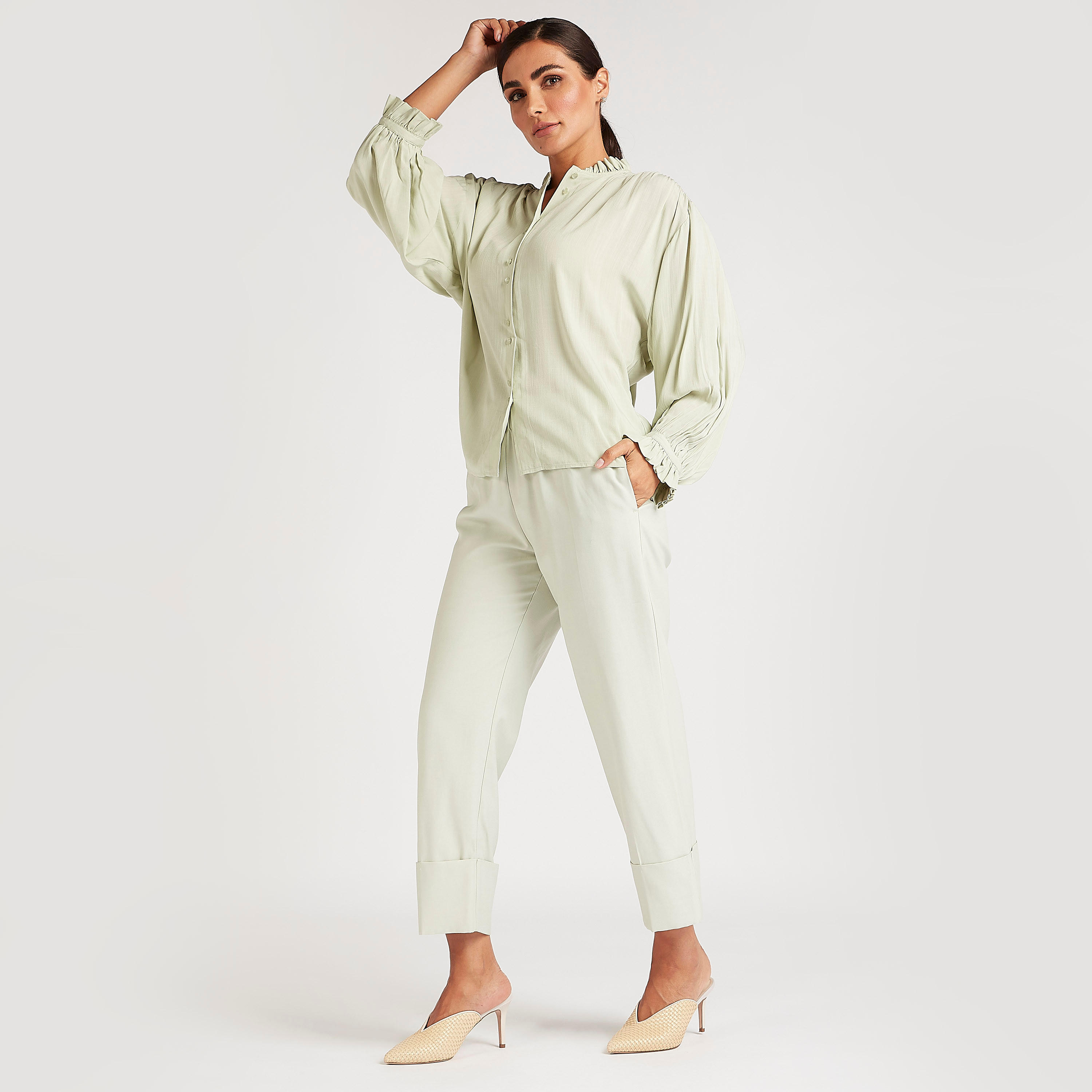 قميص بارز الملمس بزر علوي وياقة ماندارين بتفاصيل كشكشة-women-clothing-shirtsandblouses-shirts-image-2