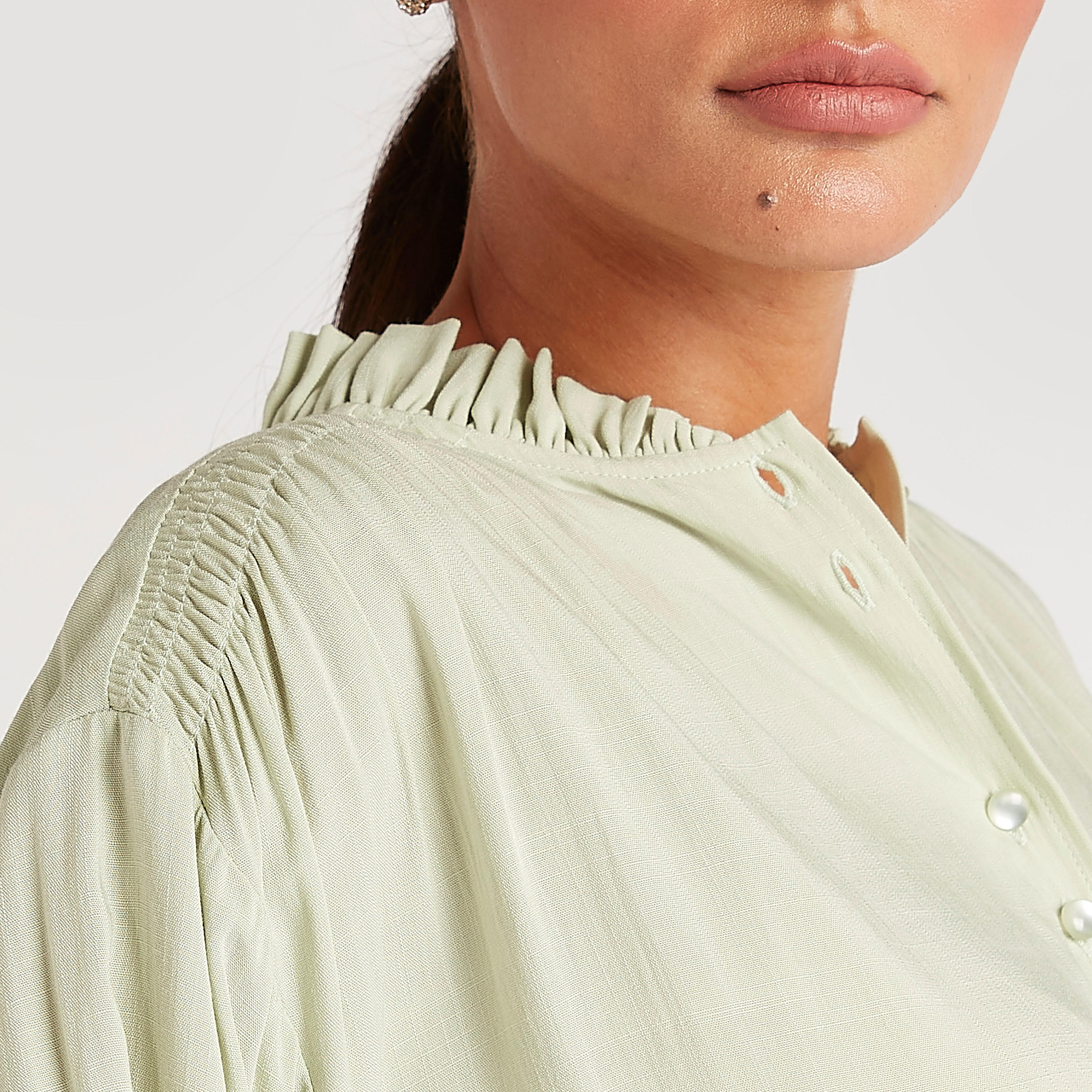 قميص بارز الملمس بزر علوي وياقة ماندارين بتفاصيل كشكشة-women-clothing-shirtsandblouses-shirts-image-3