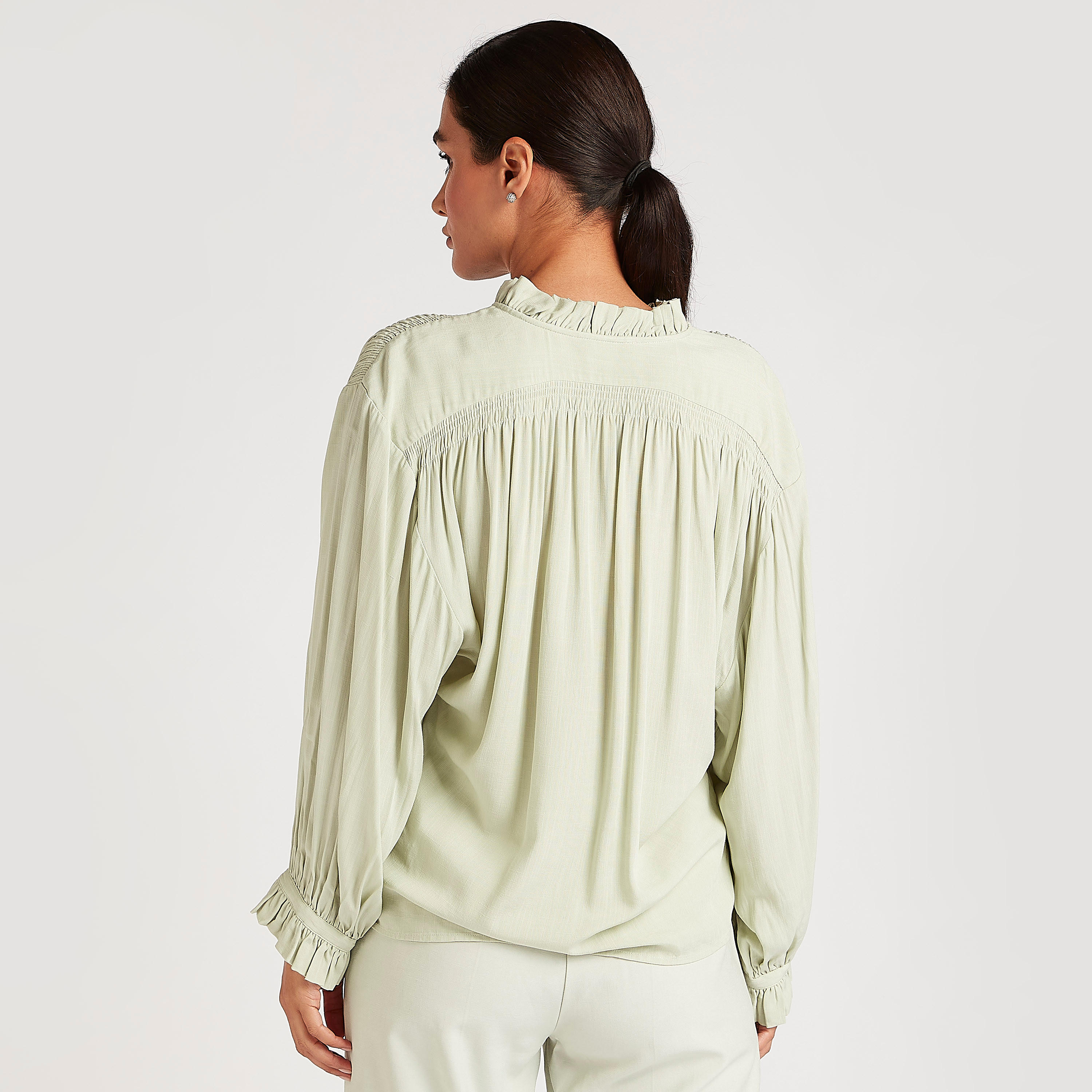قميص بارز الملمس بزر علوي وياقة ماندارين بتفاصيل كشكشة-women-clothing-shirtsandblouses-shirts-image-4