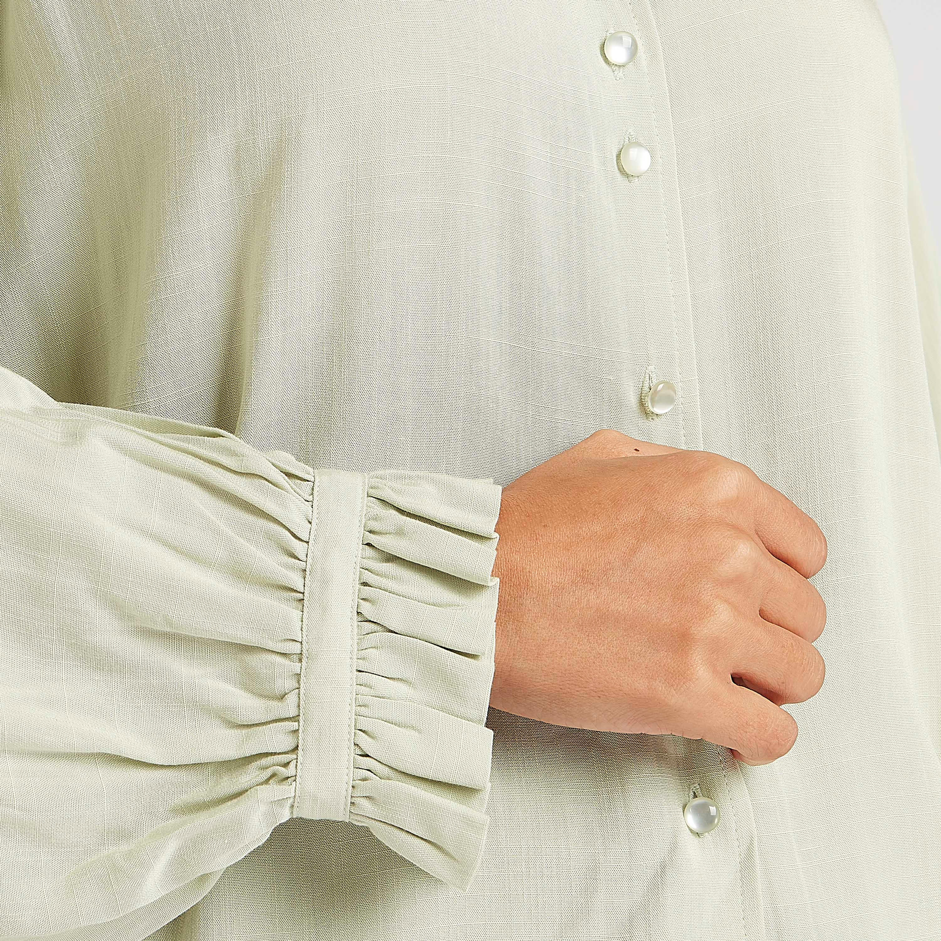 قميص بارز الملمس بزر علوي وياقة ماندارين بتفاصيل كشكشة-women-clothing-shirtsandblouses-shirts-image-5