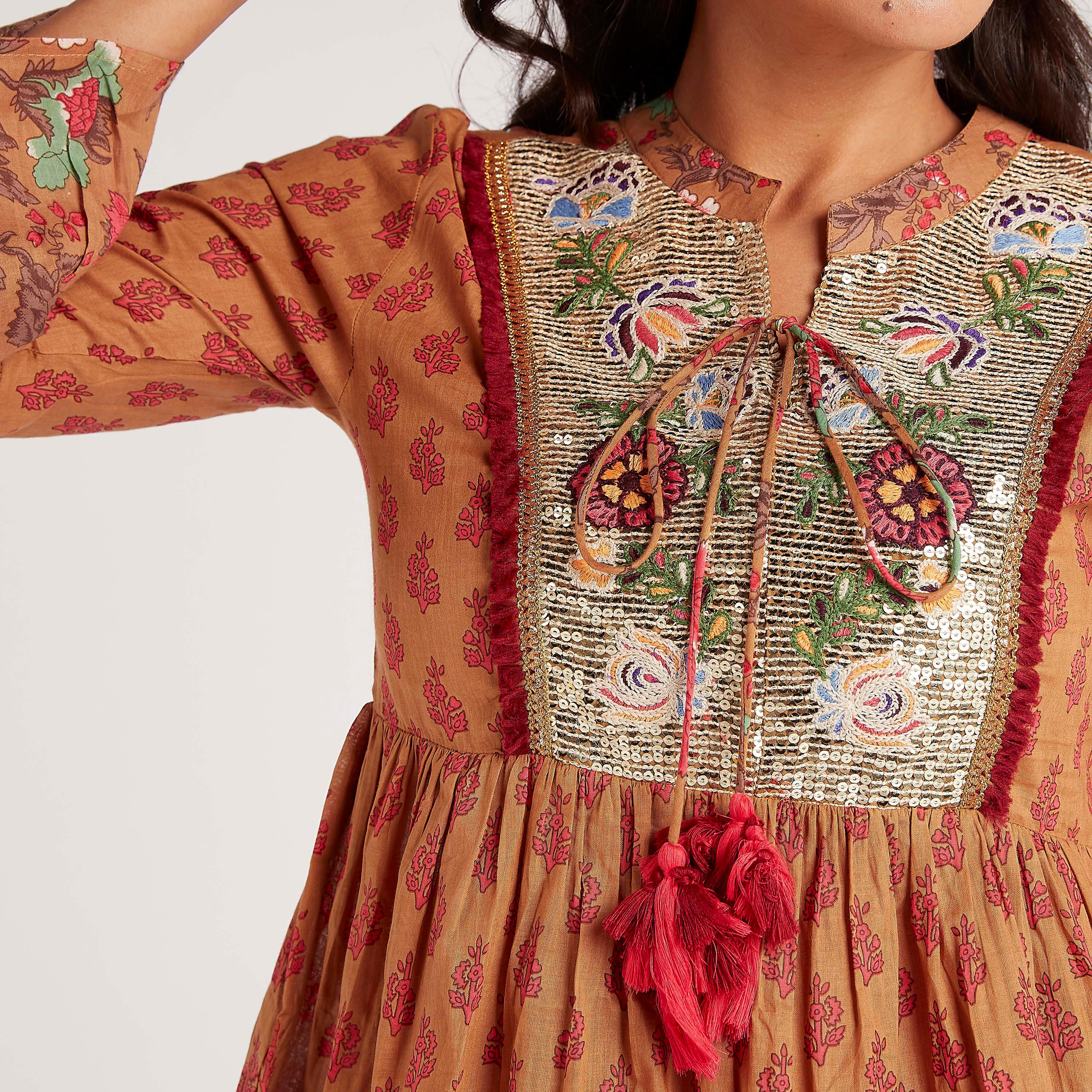 بلوزة مطرّزة بأكمام واسعة وياقة بأربطة-women-clothing-shirtsandblouses-blouses-image-3