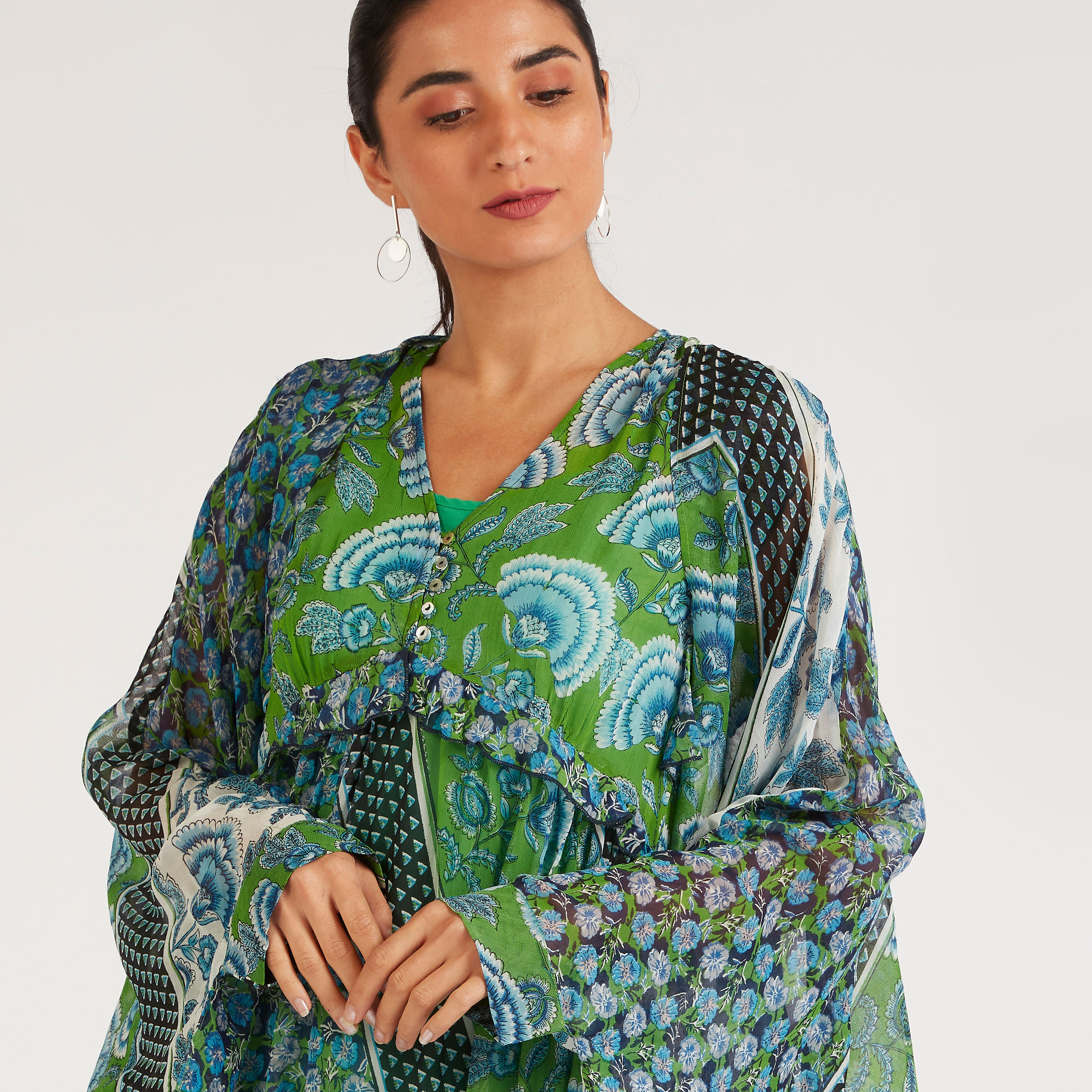 كيمونو خفيف الوزن بياقة V وحوّاف كشكش وطبعات-women-clothing-shirtsandblouses-blouses-image-3