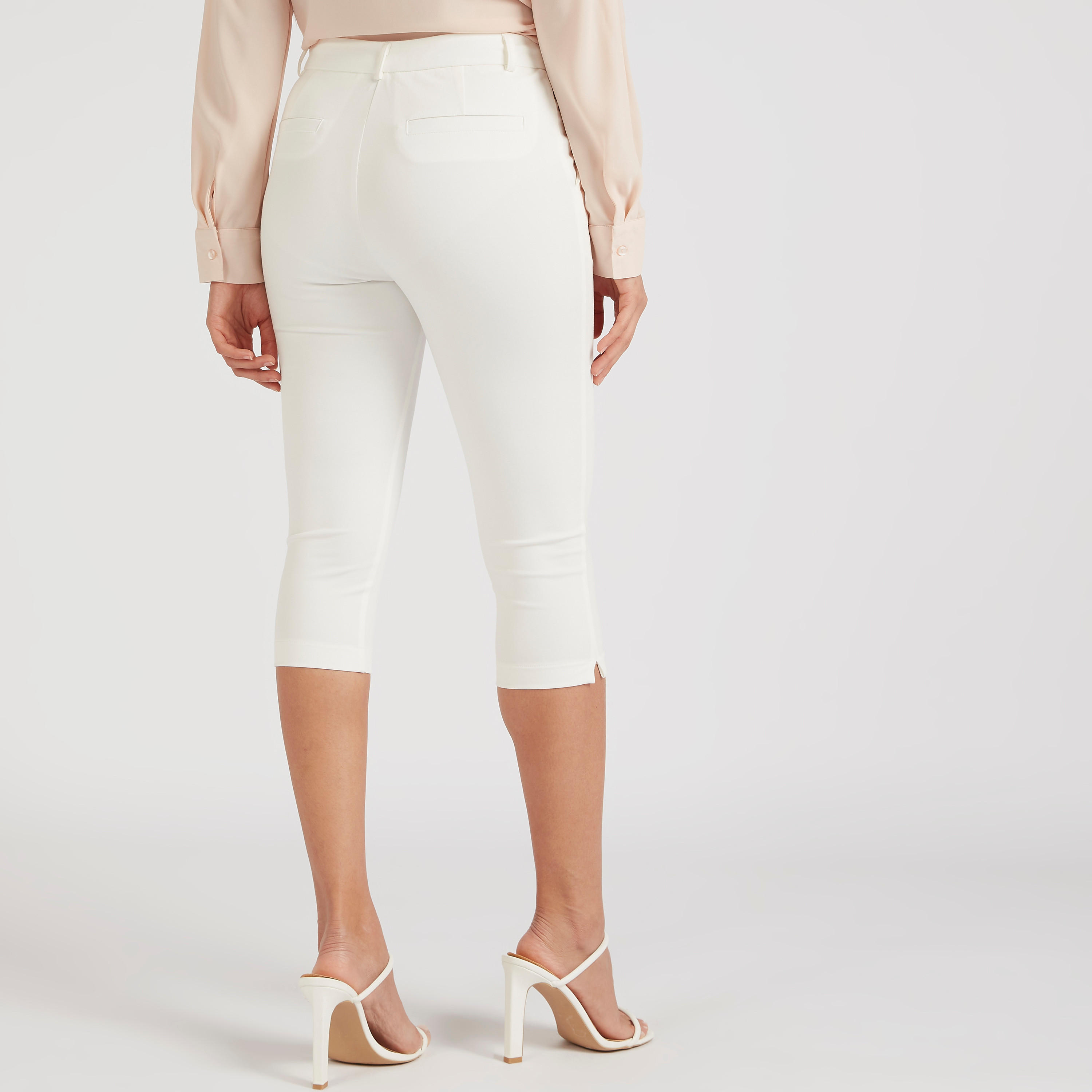 بنطلون قصير سادة بخصر متوسط الارتفاع وزر إغلاق-women-clothing-bottoms-trousers-image-2