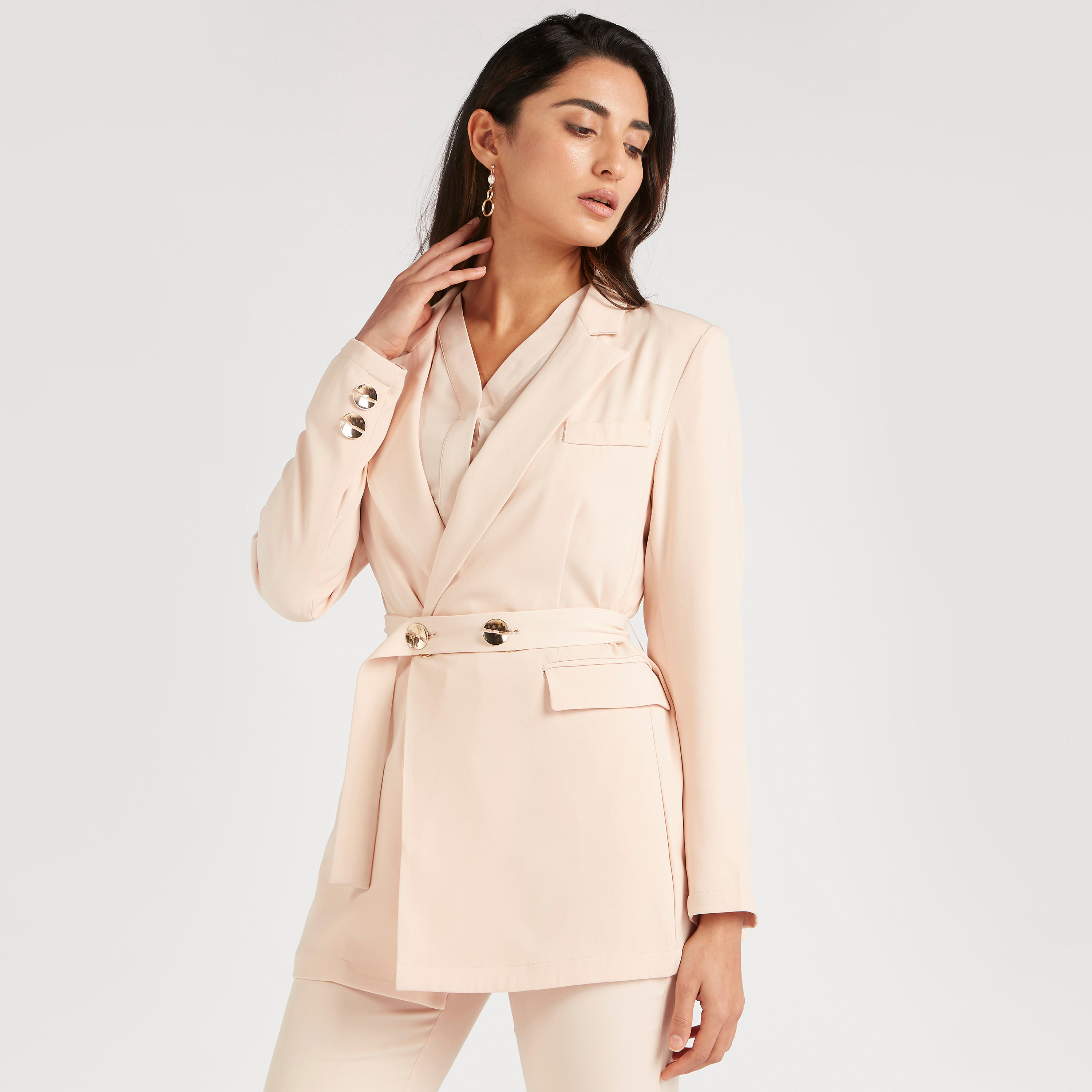 جاكيت بليزر سادة بجيوب بطيّة وأكمام طويلة-women-clothing-coatsandjackets-blazers-image-3