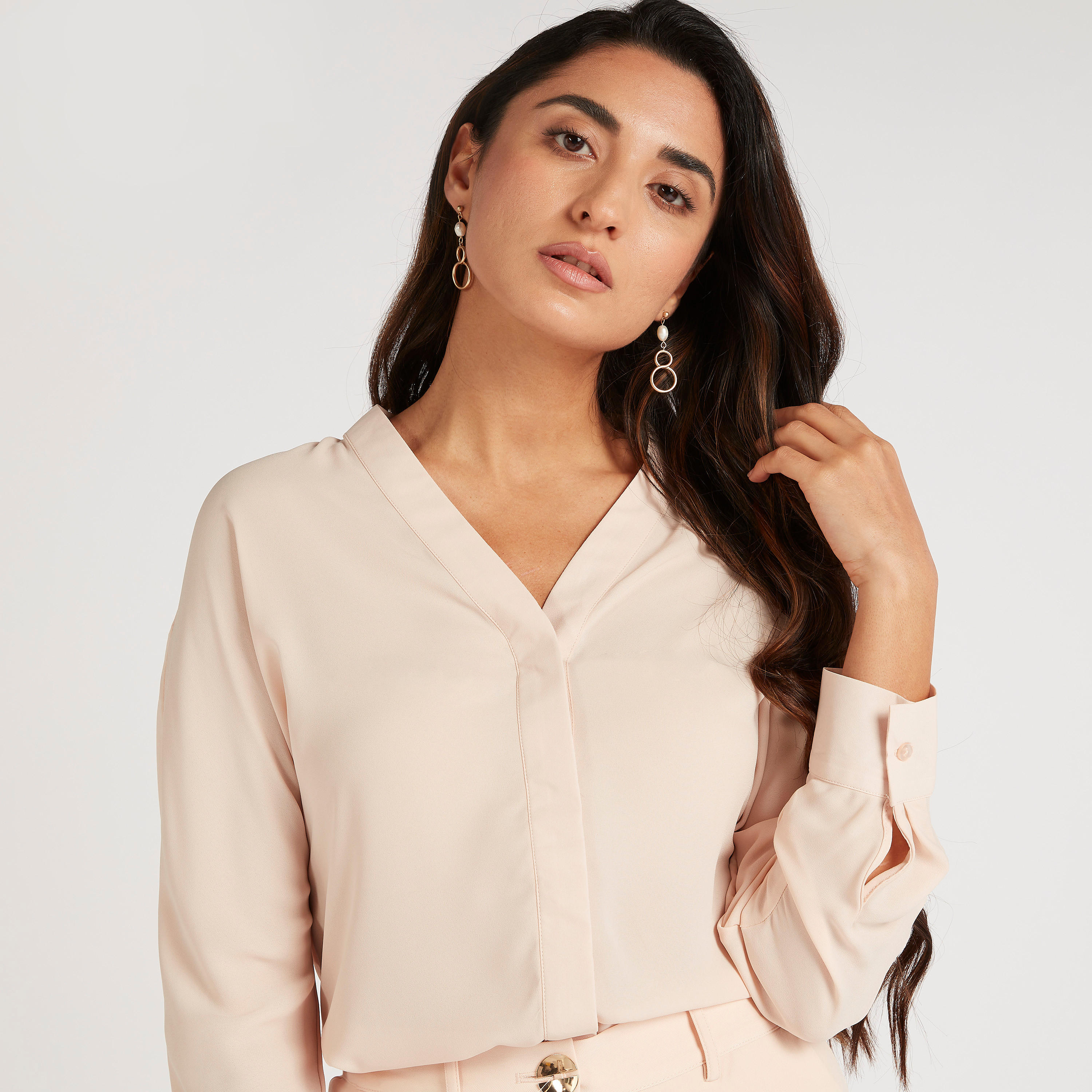 قميص سادة بياقة v وأكمام طويلة وزر إغلاق-women-clothing-shirtsandblouses-shirts-image-2