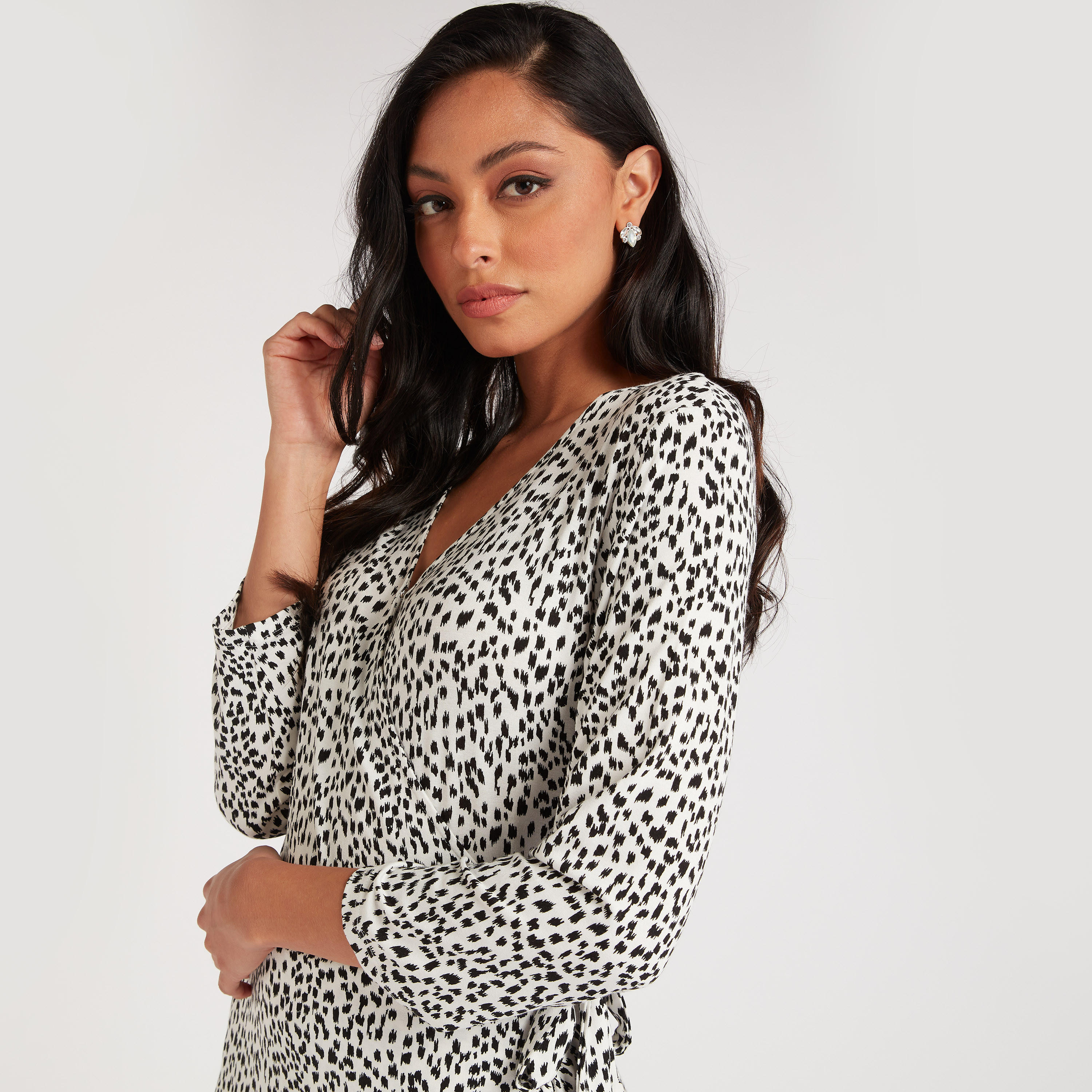 فستان ملفوف ميدي بطبعات وياقة v وكشكشة-women-clothing-dresses-image-3