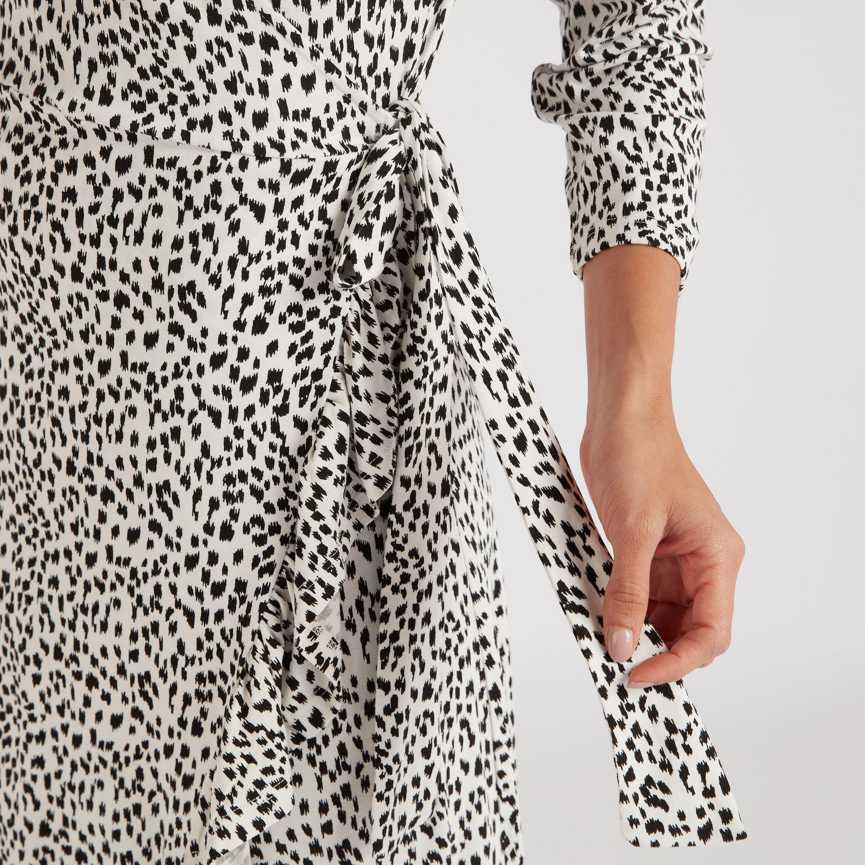 فستان ملفوف ميدي بطبعات وياقة v وكشكشة-women-clothing-dresses-image-5