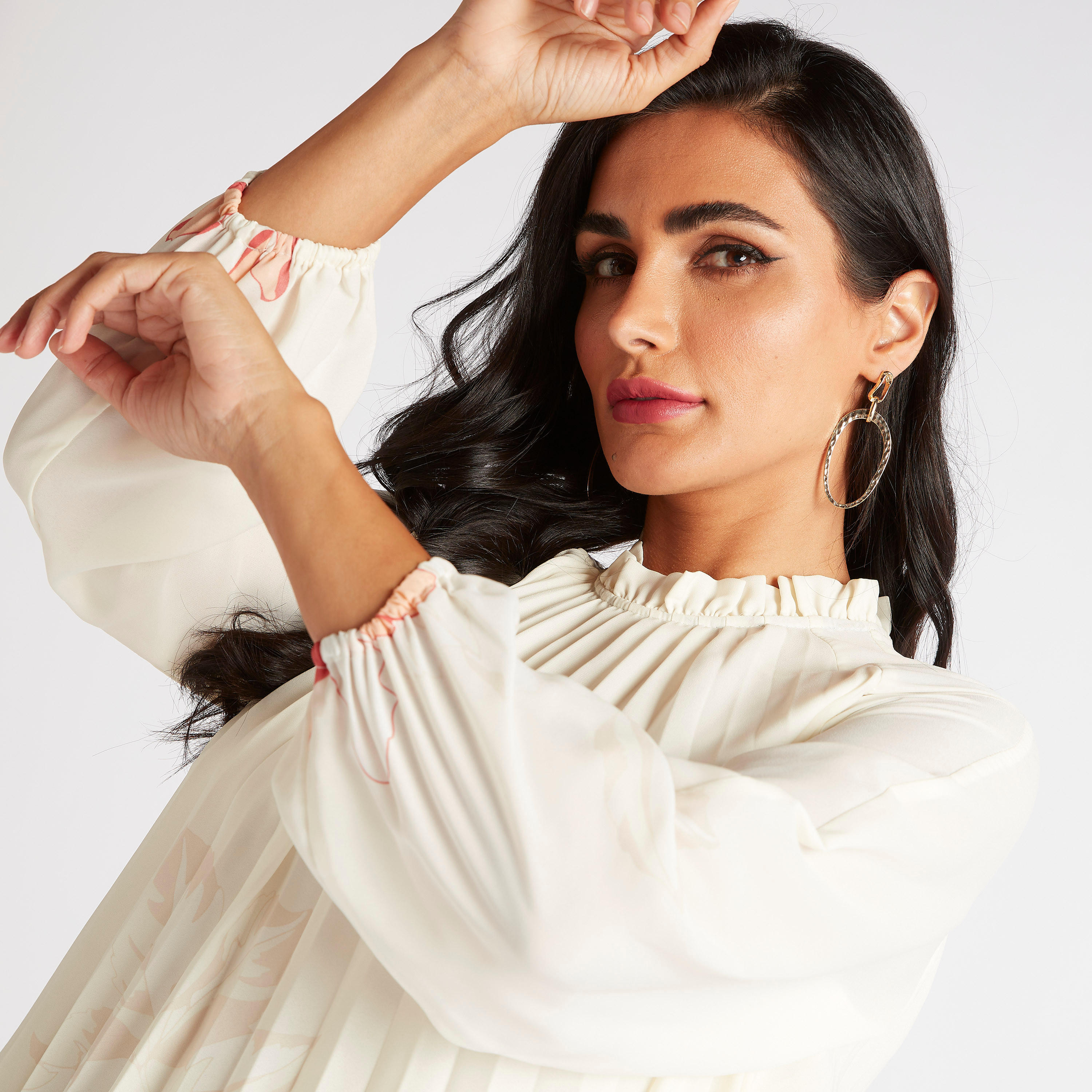 فستان طويل بكُسرات وياقة بتفاصيل كشكش وطبعات زهرية-women-clothing-dresses-image-5