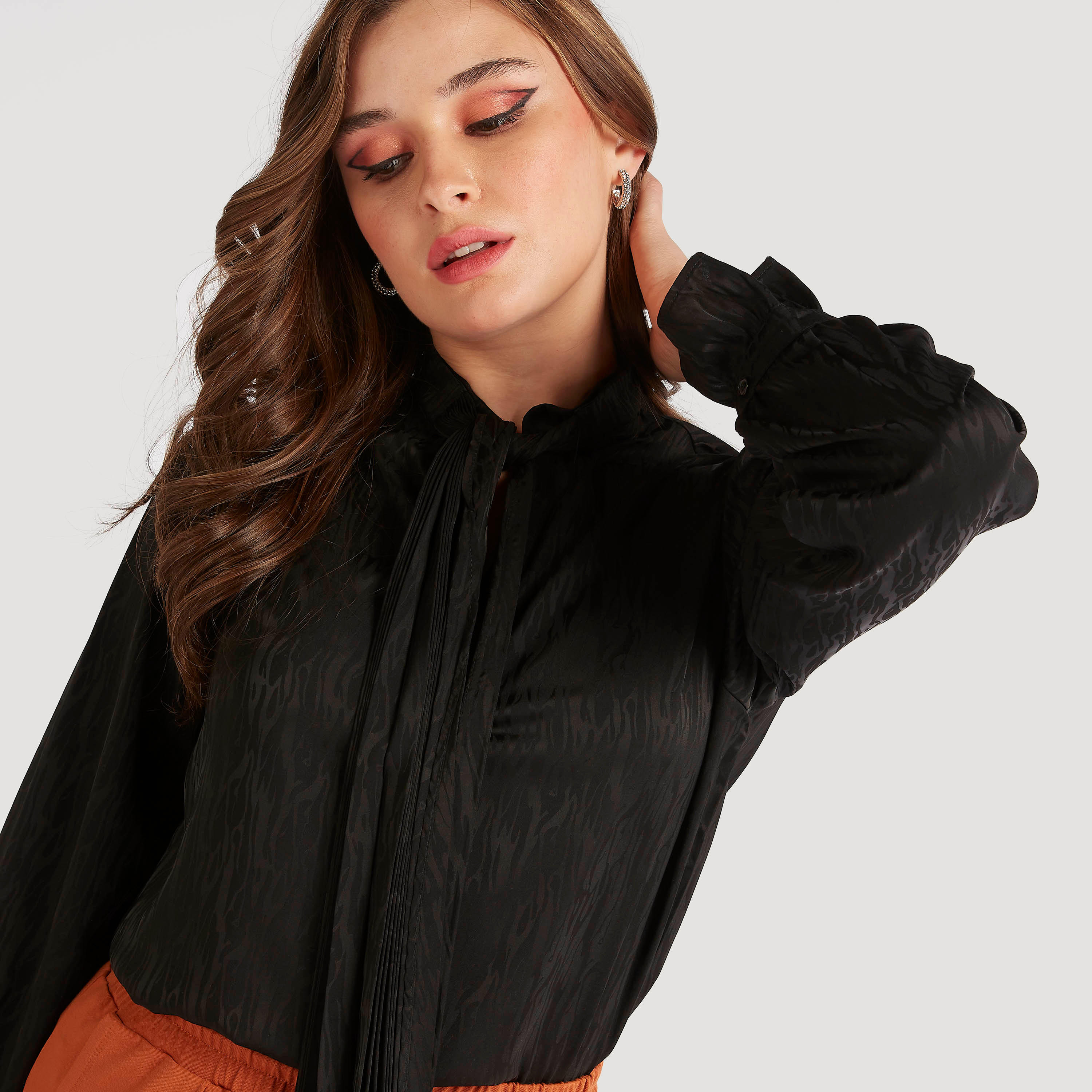 قميص بارز الملمس بأكمام طويلة وربطة عنق-women-clothing-shirtsandblouses-shirts-image-5