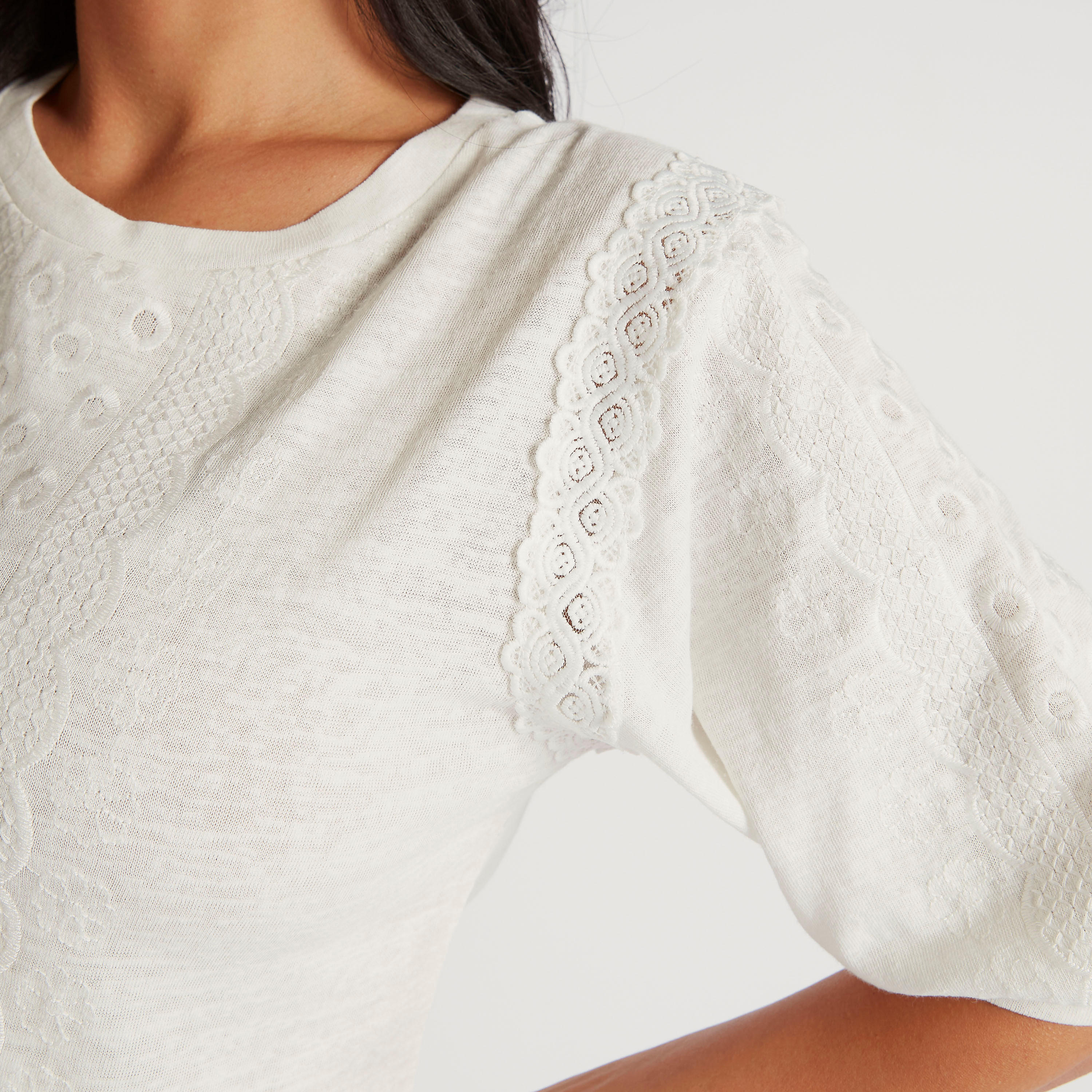 بلوزة مطرّزة بياقة ضيّقة وأكمام قصيرة-women-clothing-shirtsandblouses-blouses-image-3