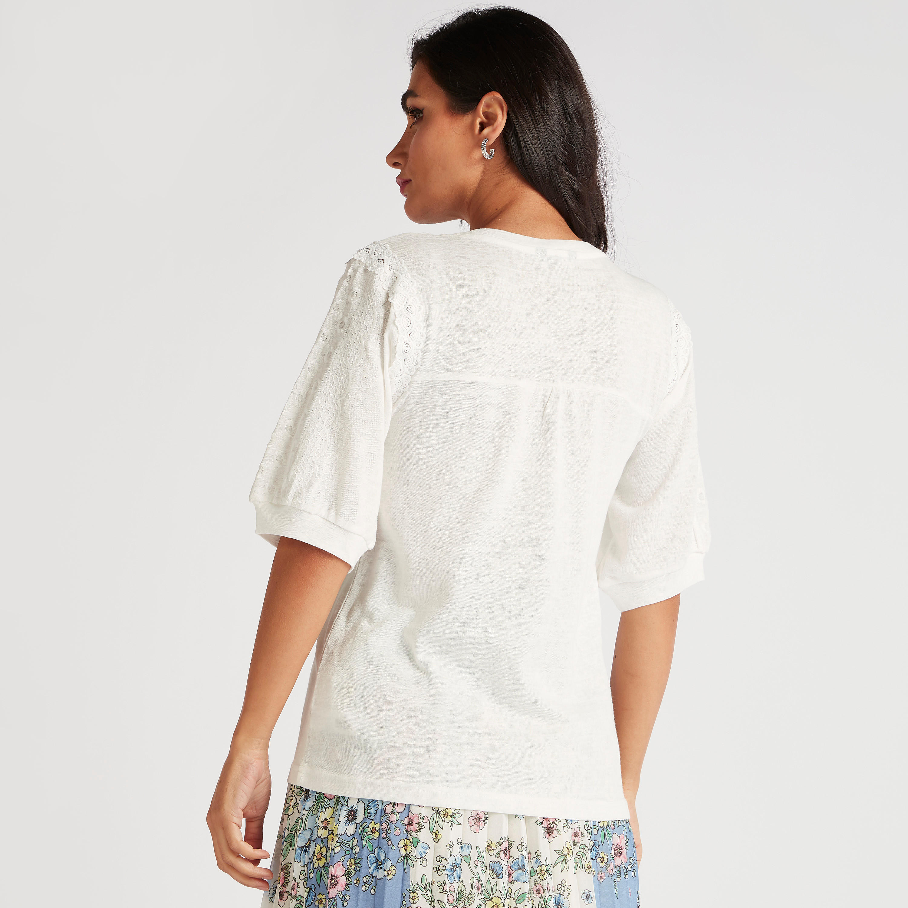 بلوزة مطرّزة بياقة ضيّقة وأكمام قصيرة-women-clothing-shirtsandblouses-blouses-image-2