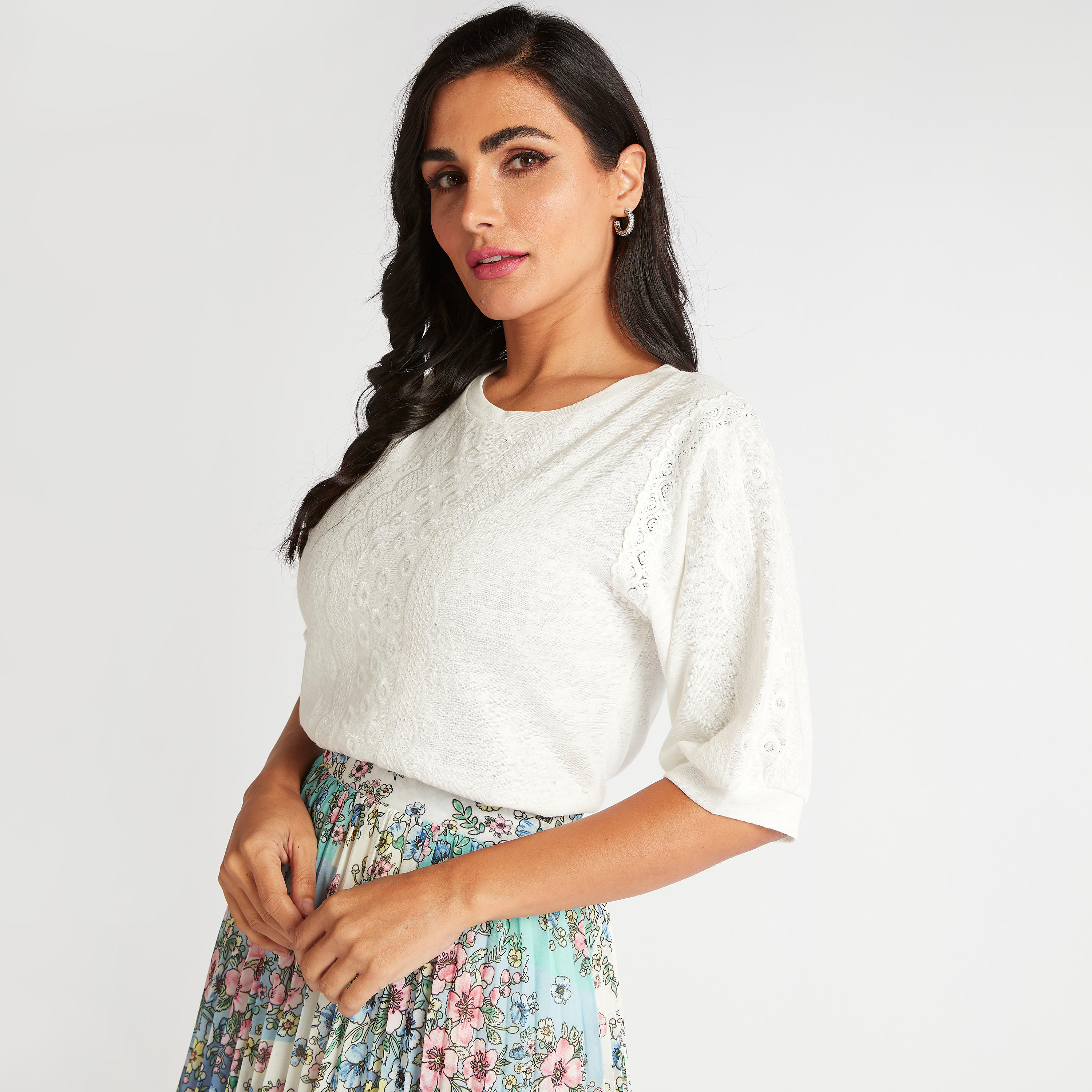 بلوزة مطرّزة بياقة ضيّقة وأكمام قصيرة-women-clothing-shirtsandblouses-blouses-image-1