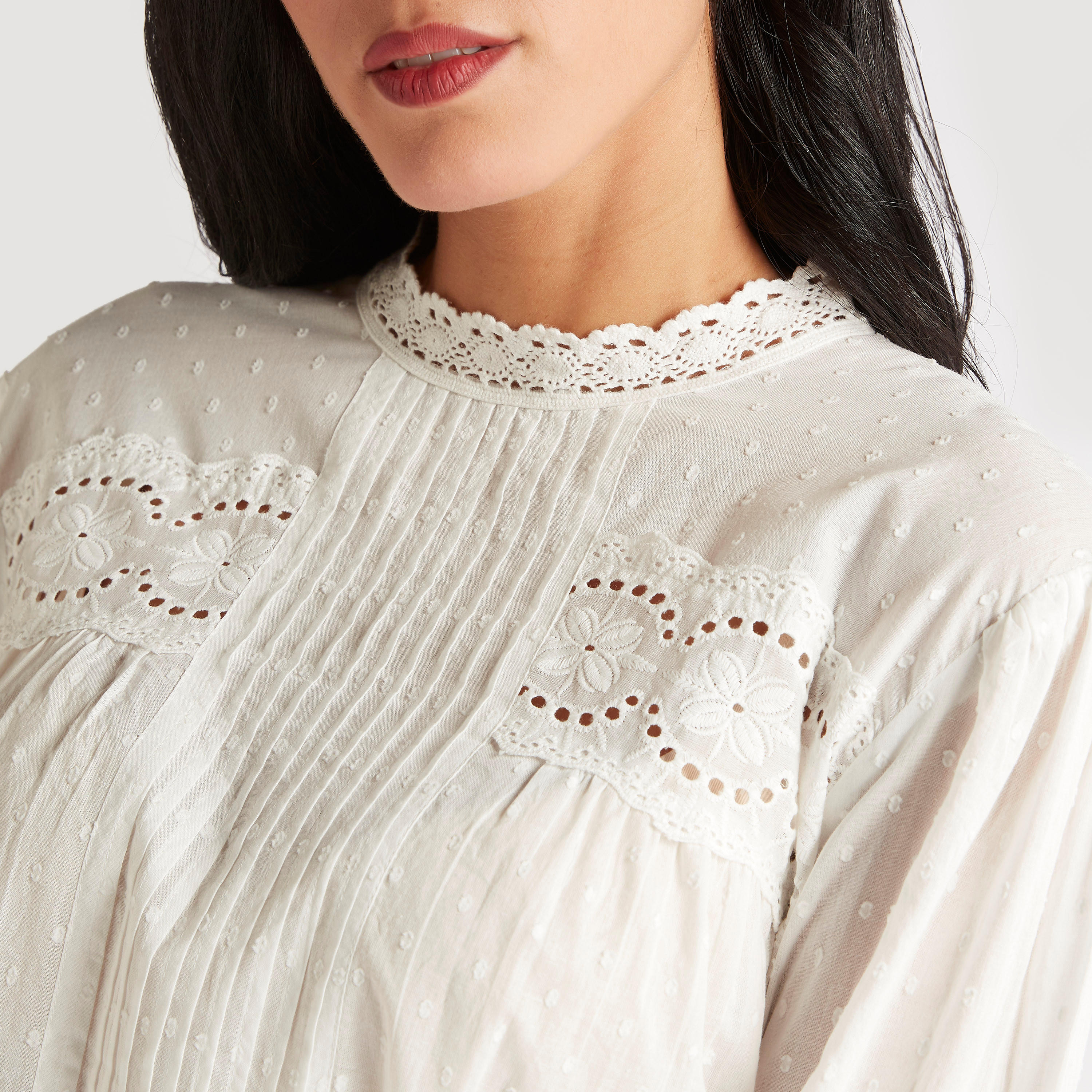 بلوزة مطرّزة بياقة عالية وأكمام طويلة وبينتوكس-women-clothing-shirtsandblouses-blouses-image-3